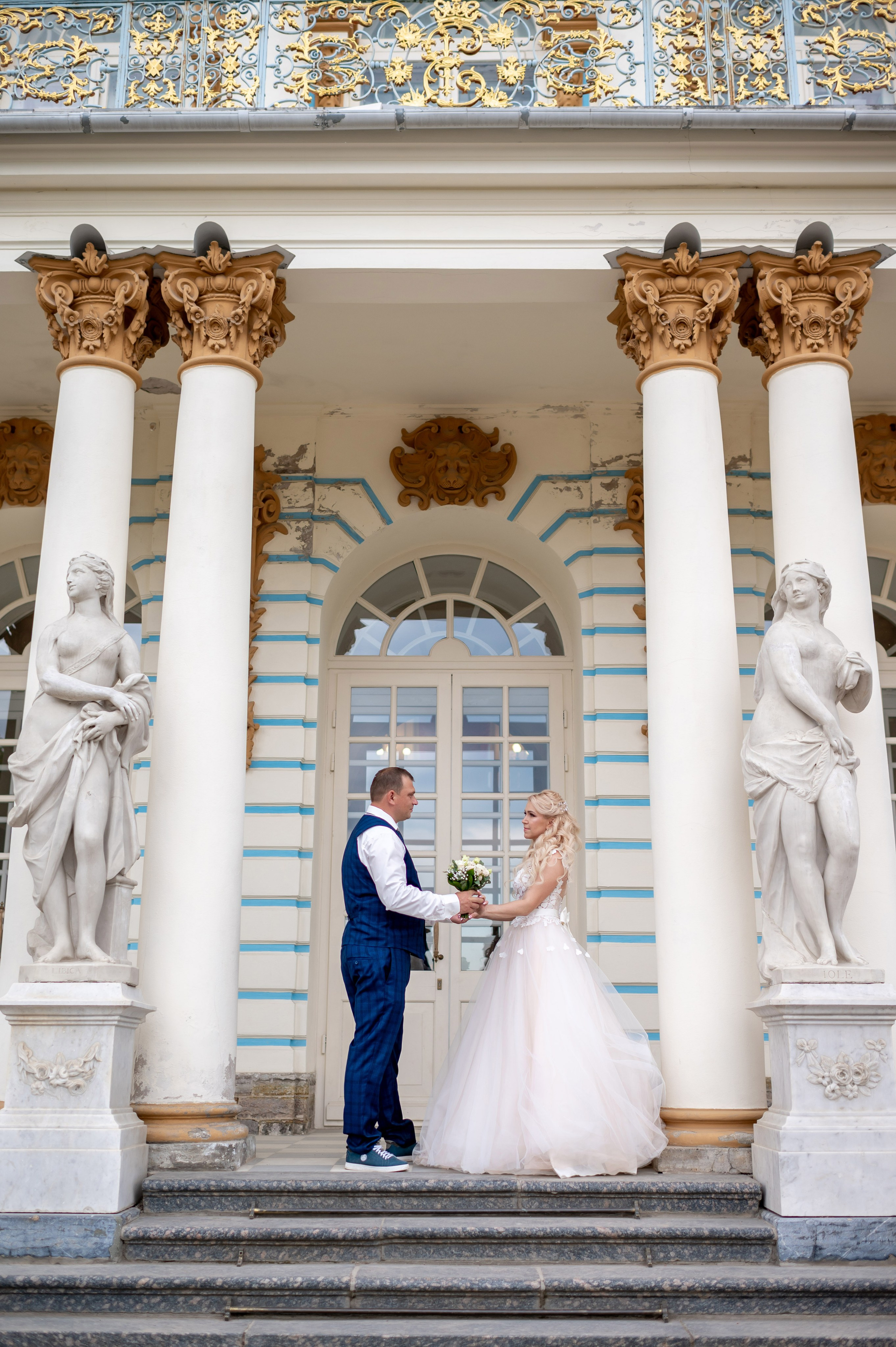 Евгения (фотосессия с малиновым chevrolet camaro, в сирени в Пушкине в Екатерининском парке). Портретный, семейный и свадебный фотограф в Санкт-Петербурге и в Пушкине Ширяев Денис