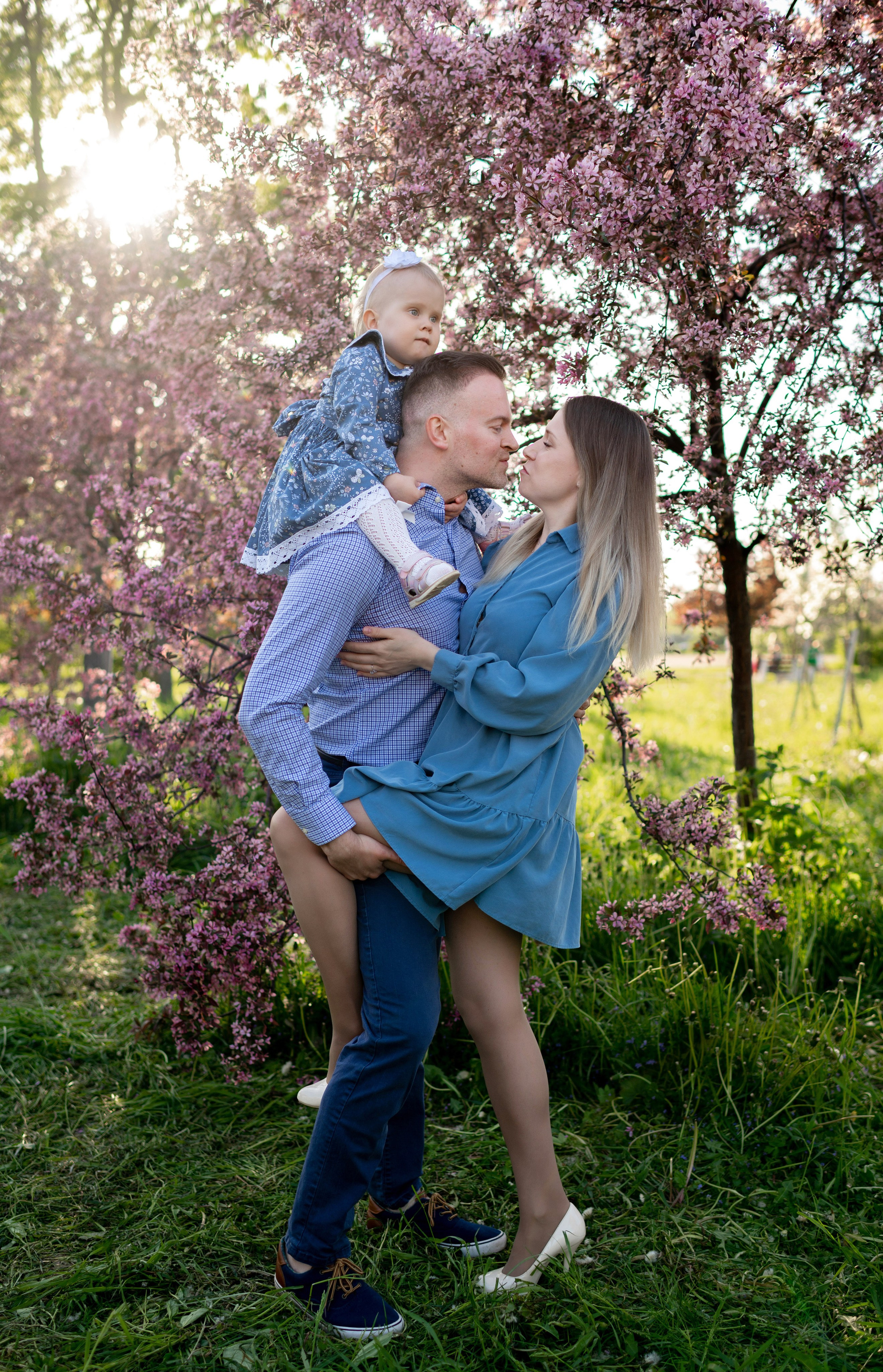 Ника и родители в розовых яблонях. Портретный, семейный и свадебный фотограф в Санкт-Петербурге и в Пушкине Ширяев Денис