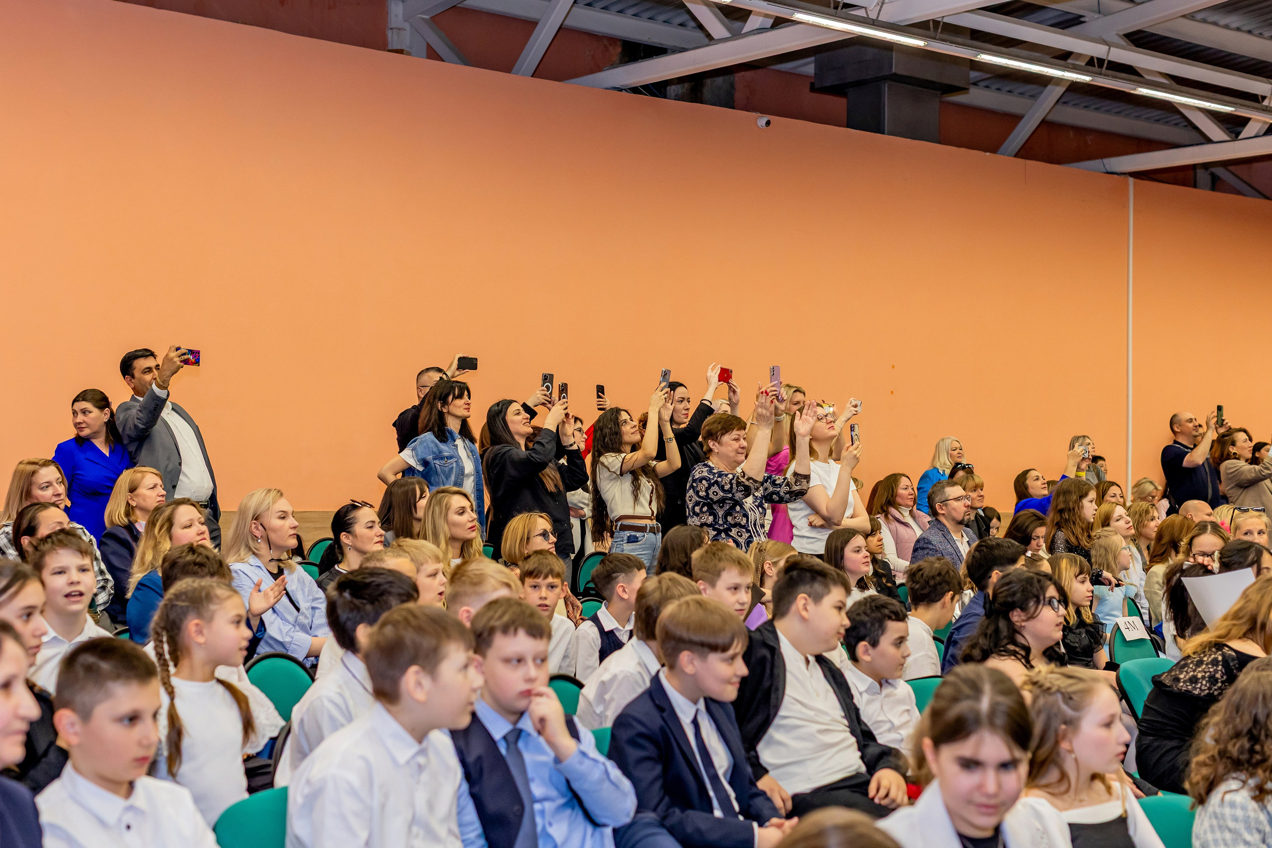 Выпускной праздник в начальной школе. Фотограф и видеограф Москва. Свадебный фотограф, видеограф. Выпускные альбомы. Оживающие альбомы