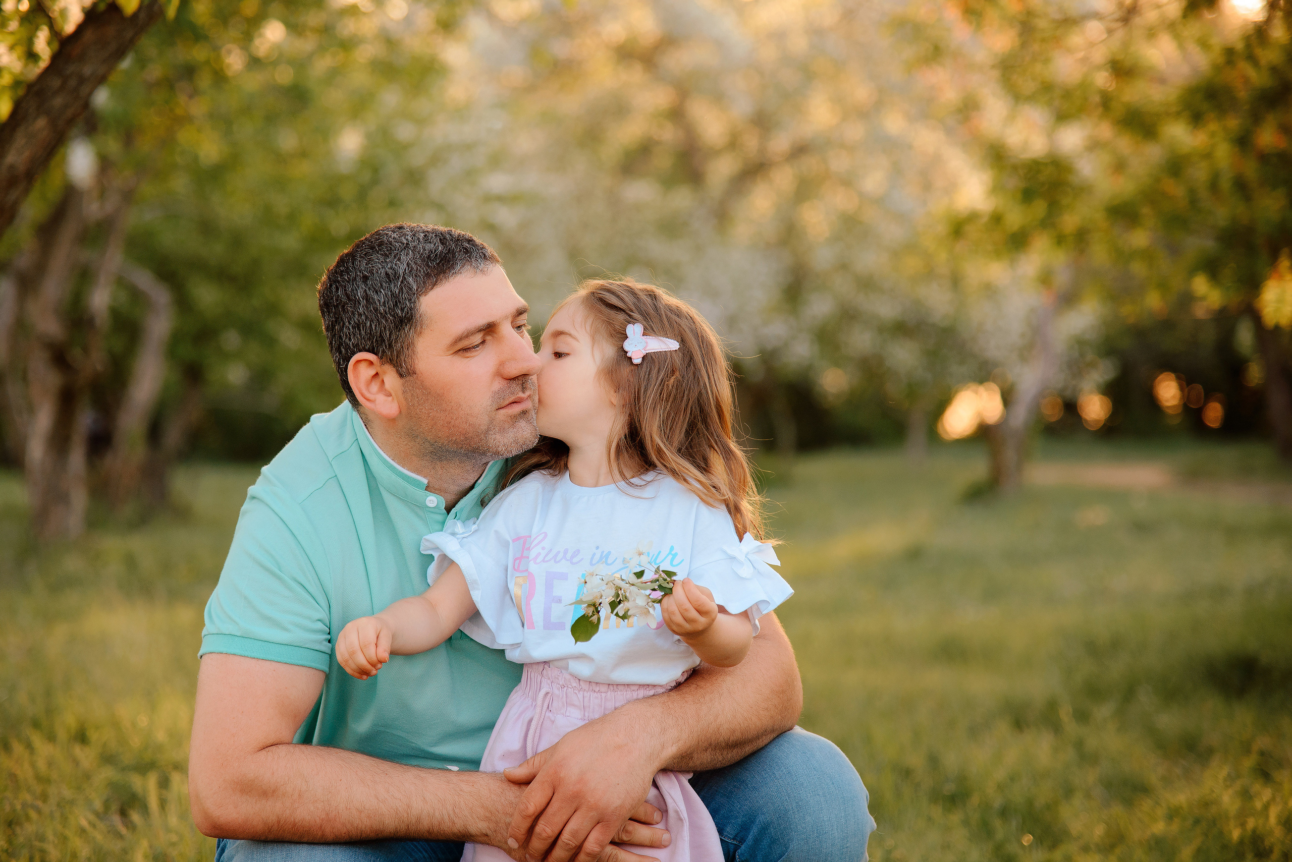 Семейная фотосессия в яблоневом саду. Свадебный фотограф Караганда