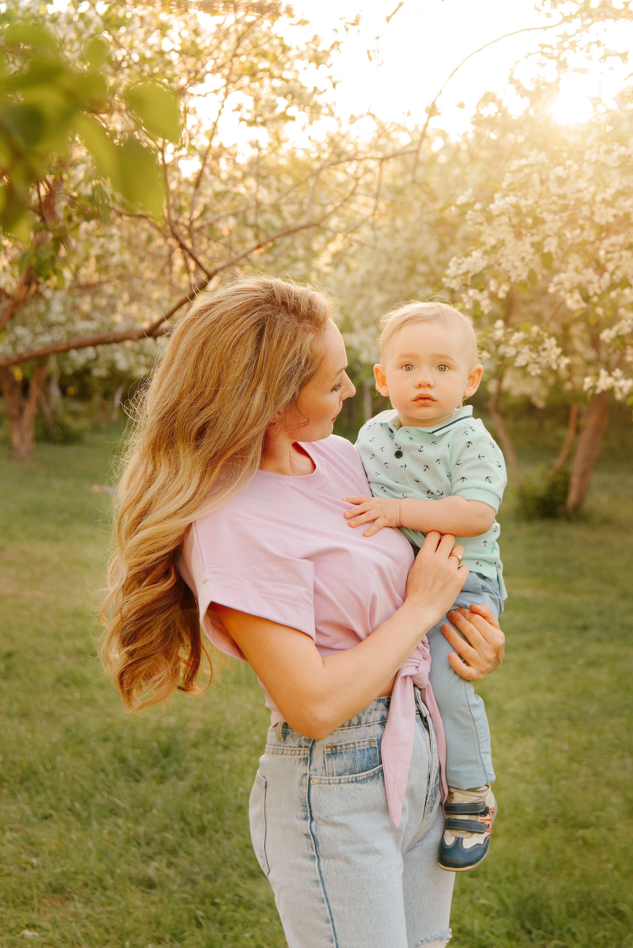 Семейная фотосессия в яблоневом саду. Свадебный фотограф Караганда