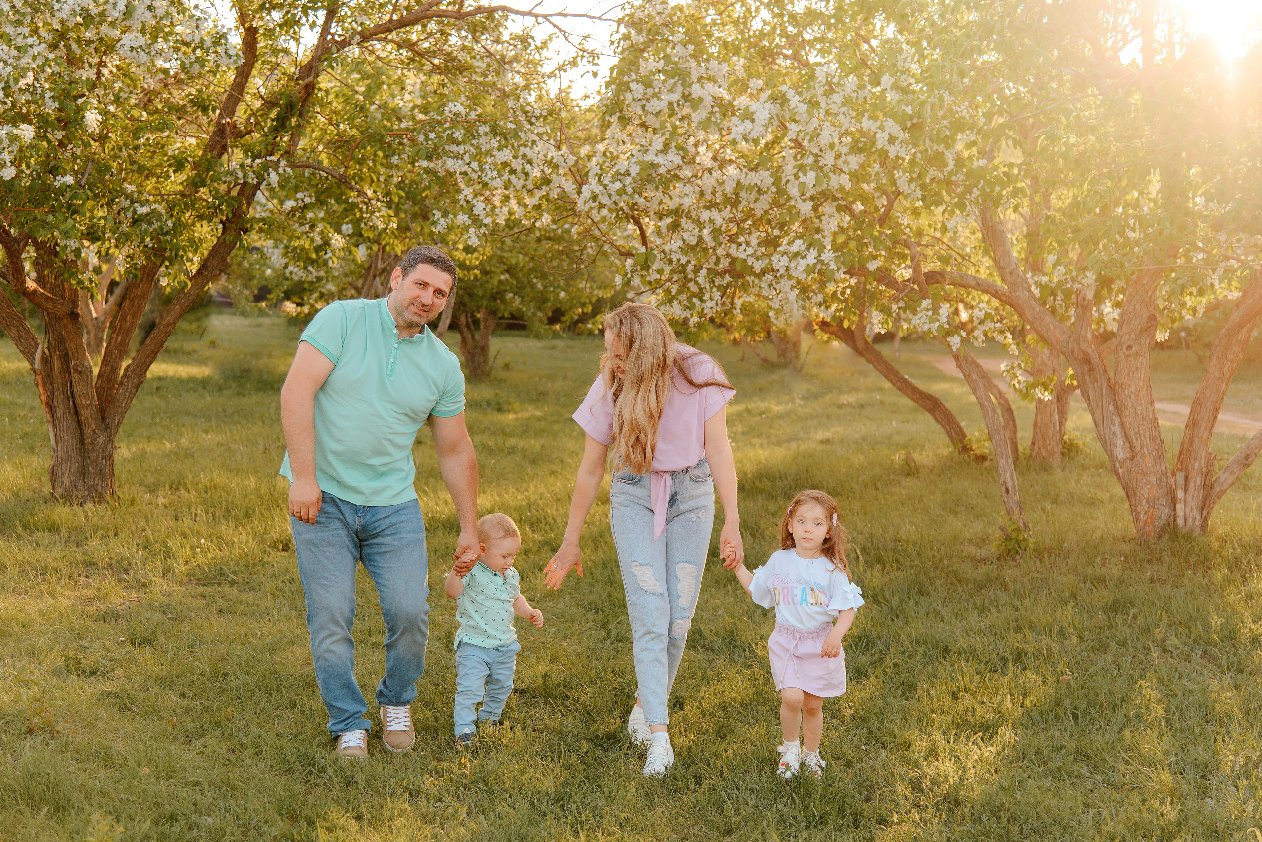 Семейная фотосессия в яблоневом саду. Свадебный фотограф Караганда