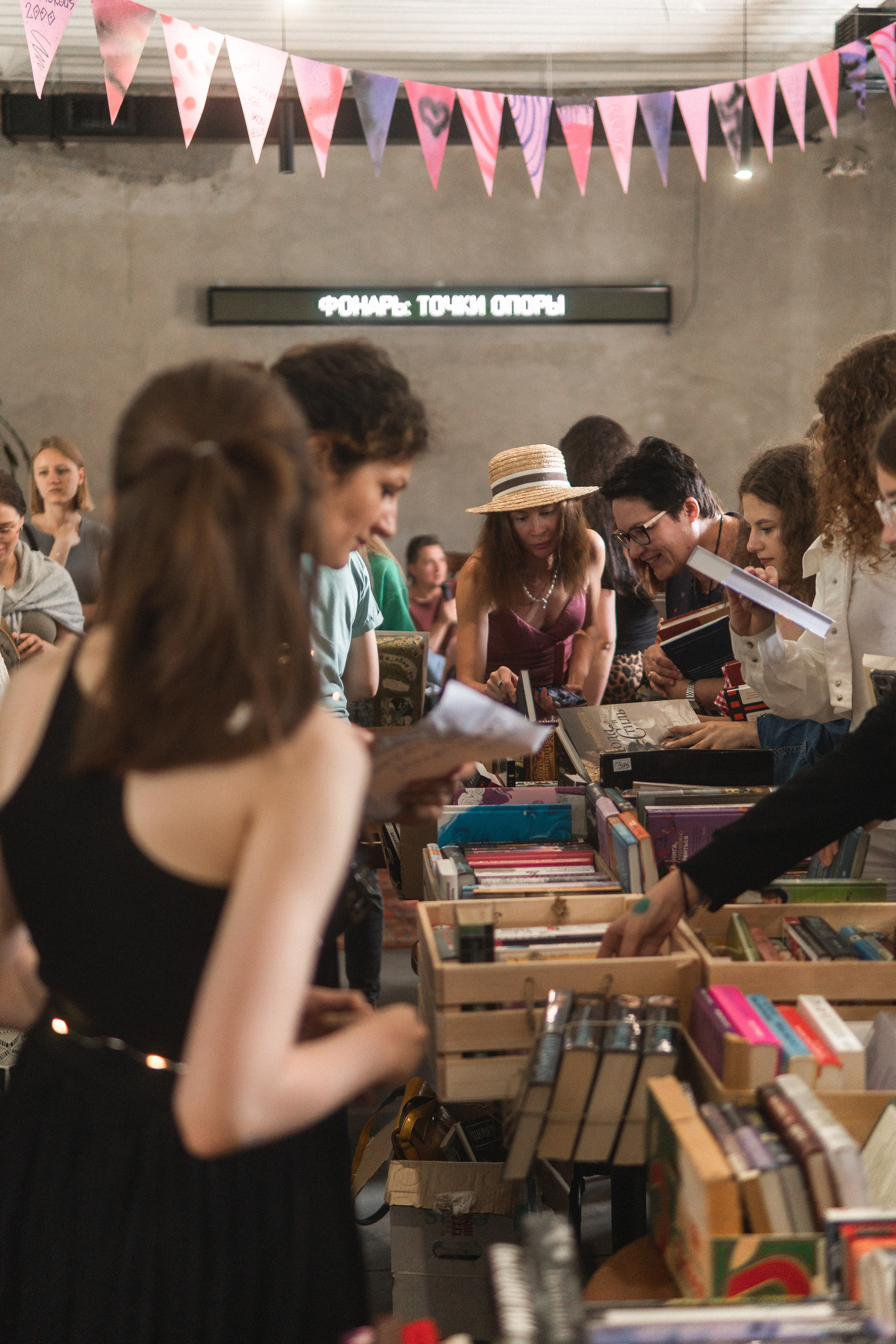 Благотворительный книжный маркет «ФОНАРЬ». Портретный и репортажный фотограф в Воронеже: Анастасия Пузикова