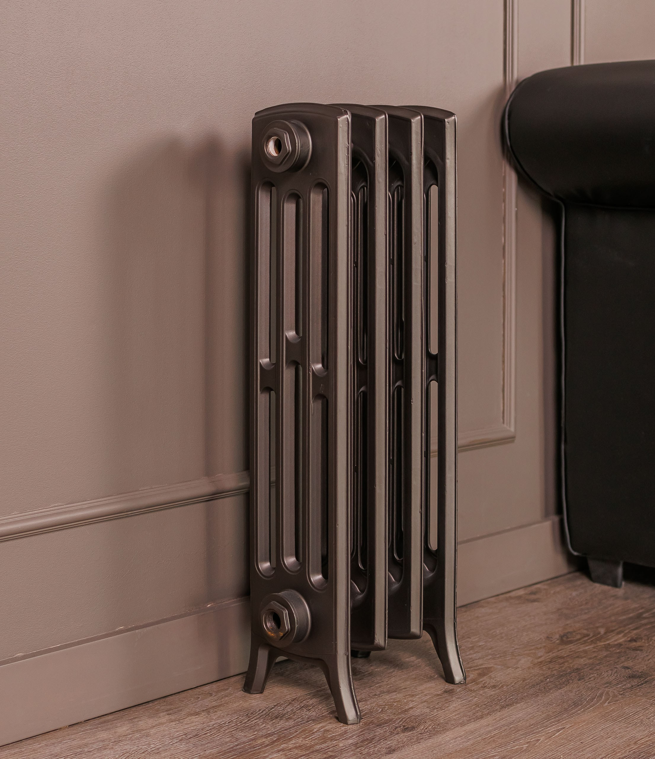 Предметные фотографии дизайнерских радиаторов отопления в стиле ретро