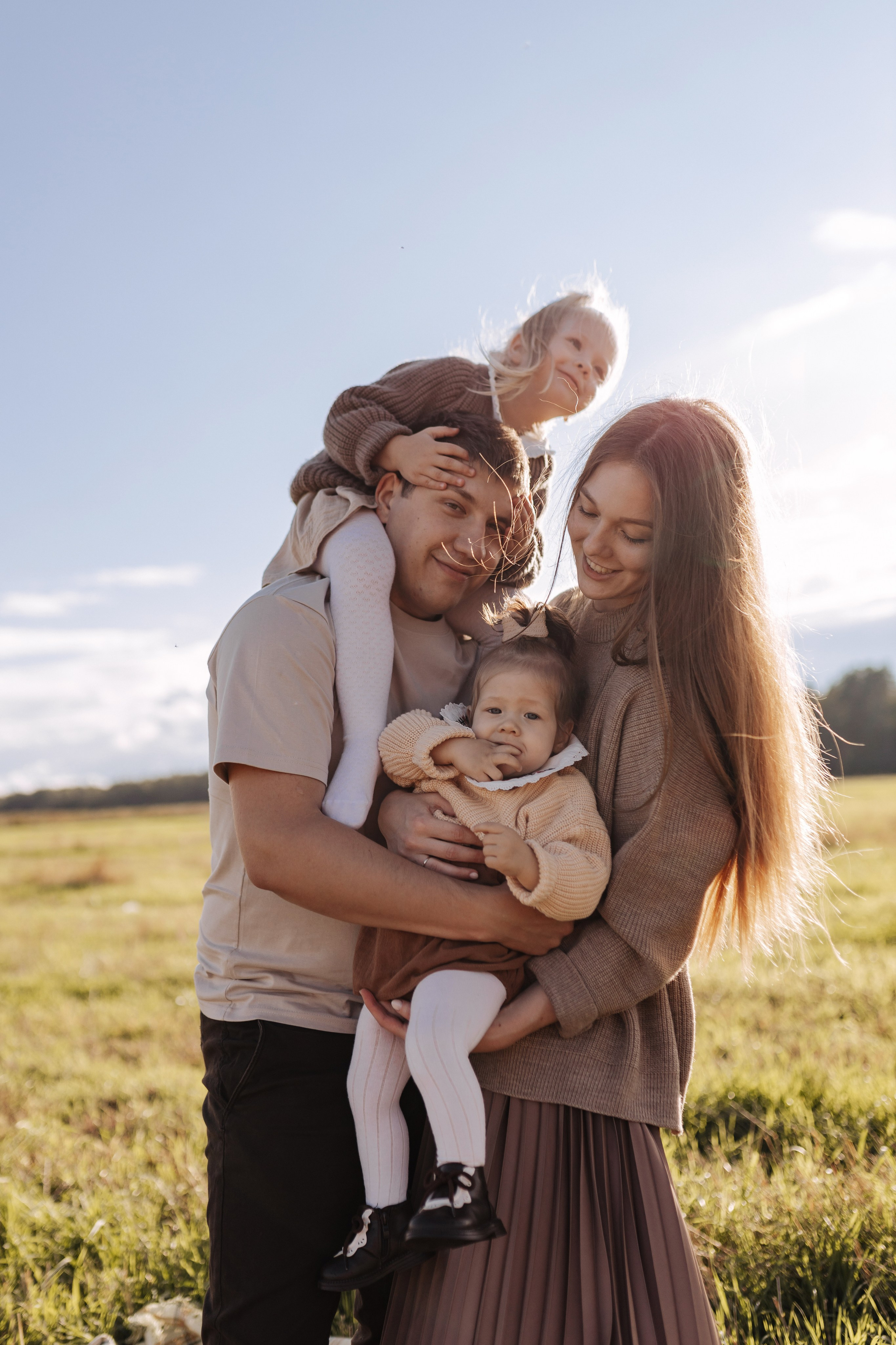 Вечерняя прогулка по полю. Семейный фотограф Альбина Крутелева, Екатеринбург, Ревда