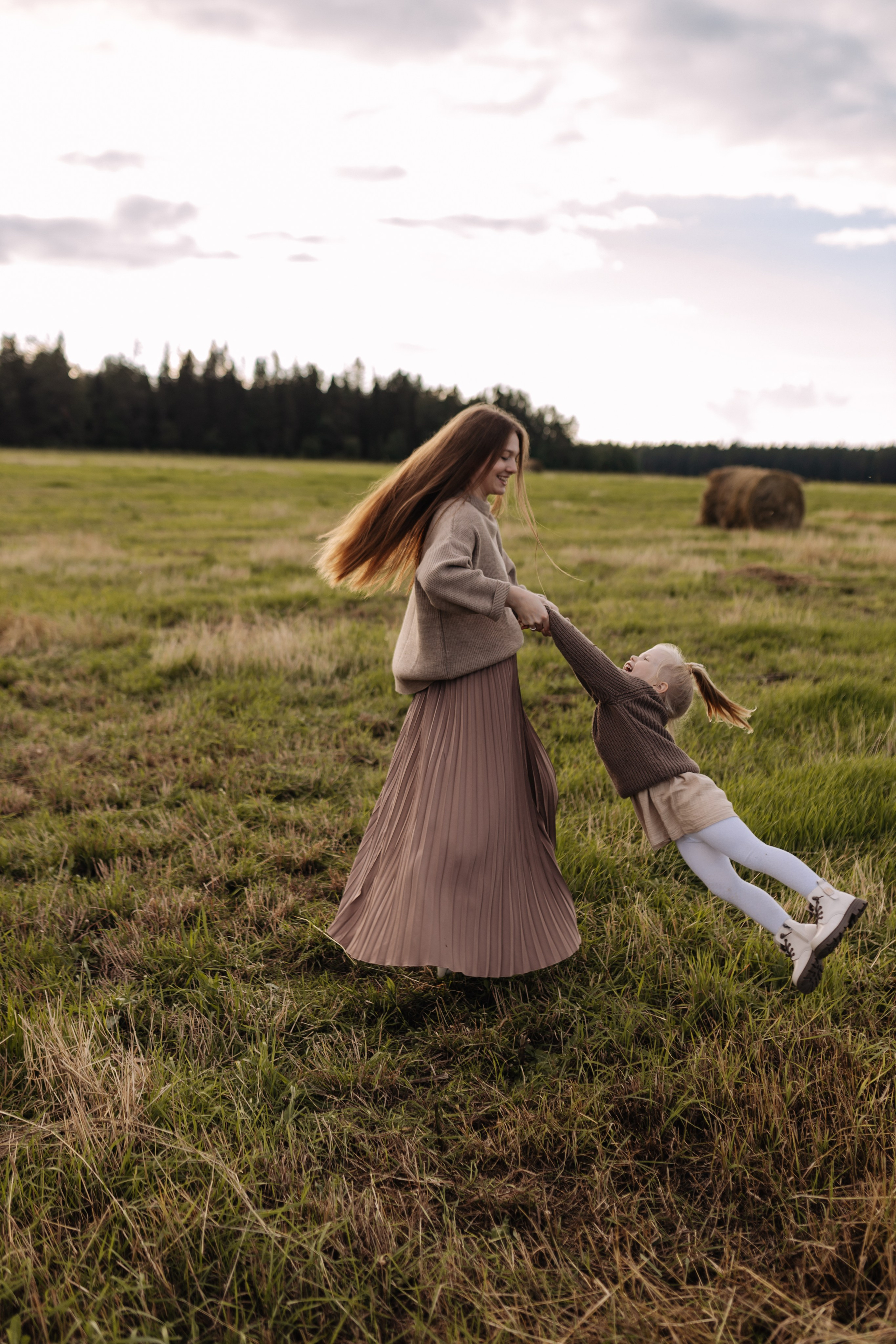 Вечерняя прогулка по полю. Семейный фотограф Альбина Крутелева, Екатеринбург, Ревда
