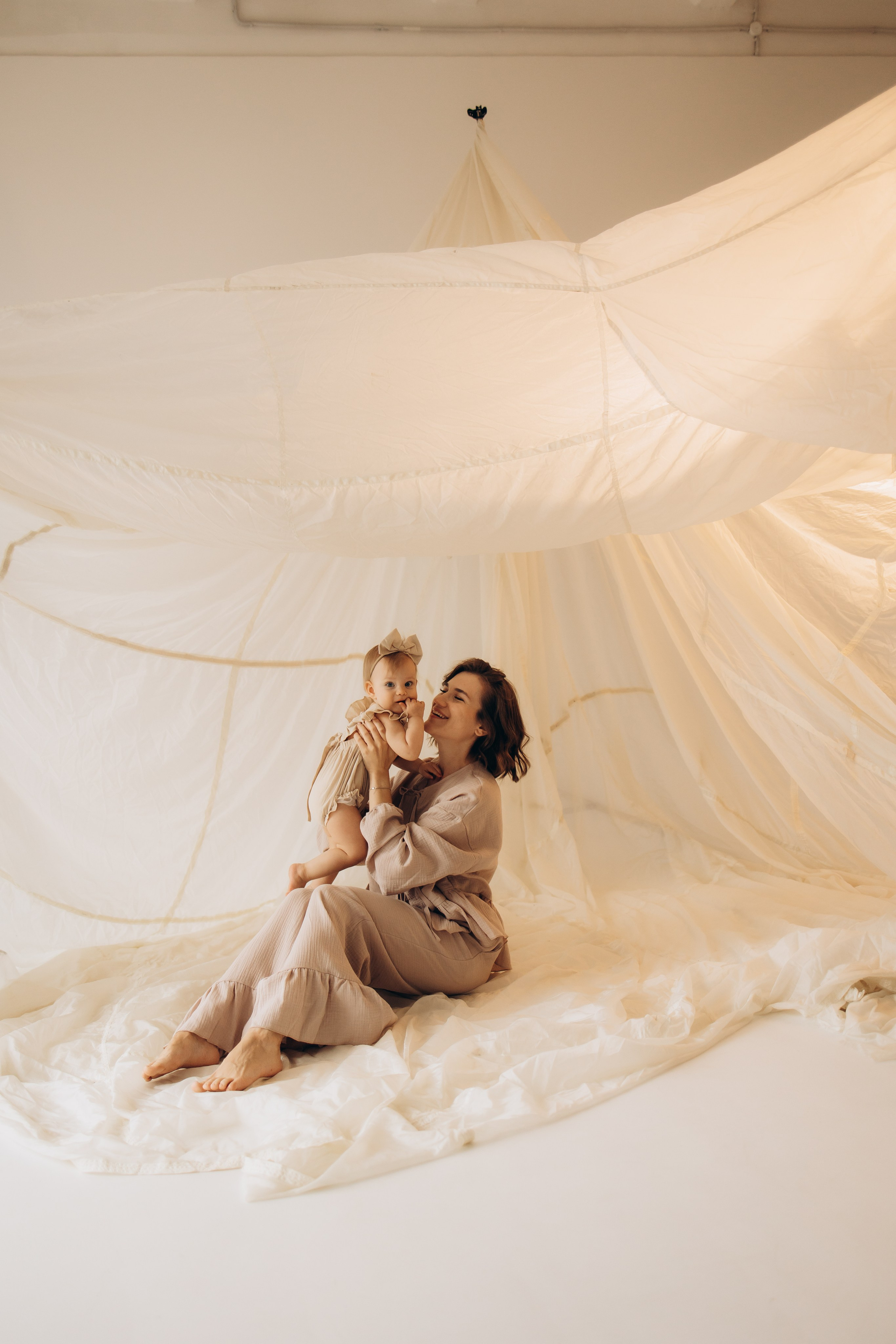Фотосессия в тканях: мама и малышка. Семейный фотограф Москва Юлиана Фетисова