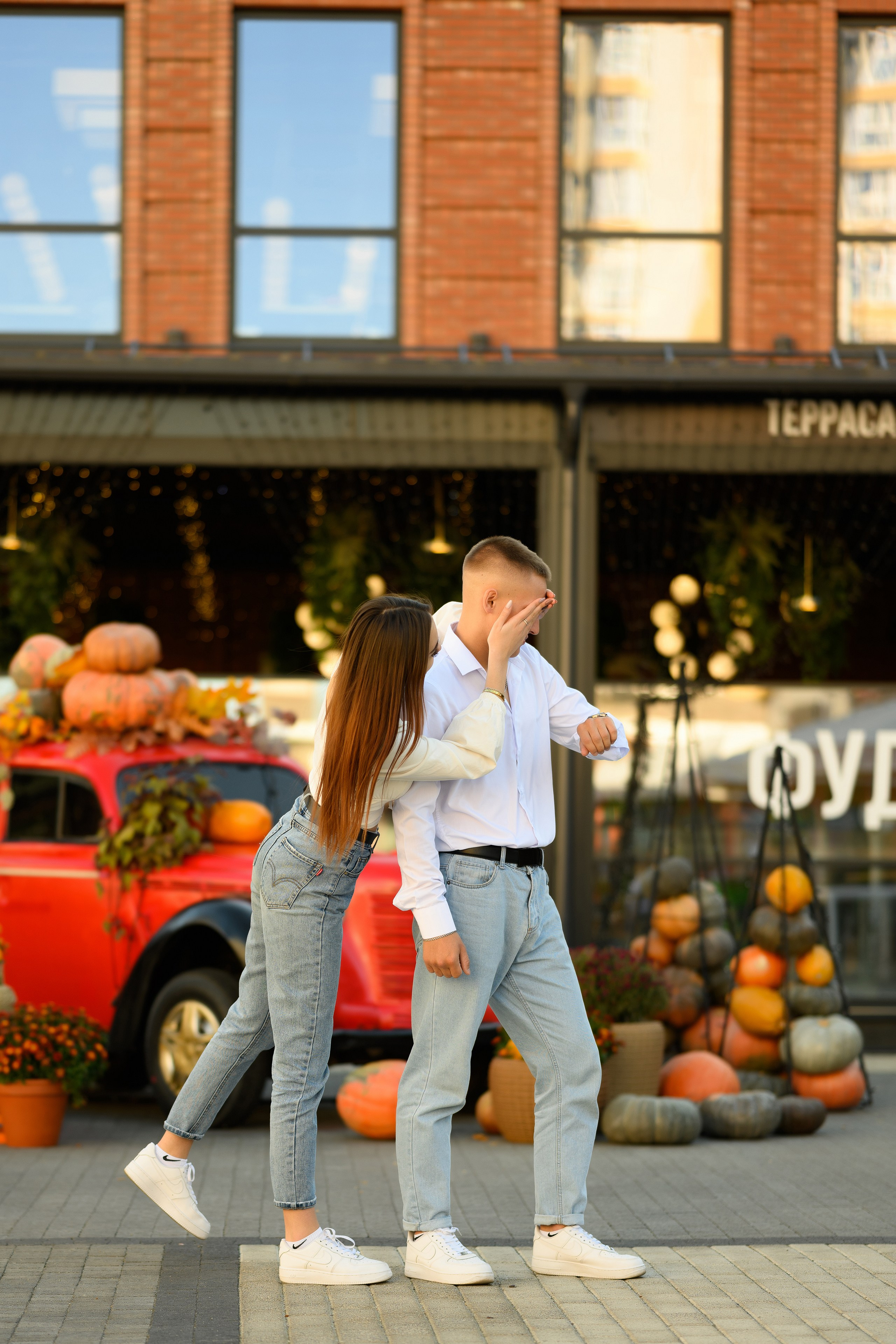 Девушка встречает парня.