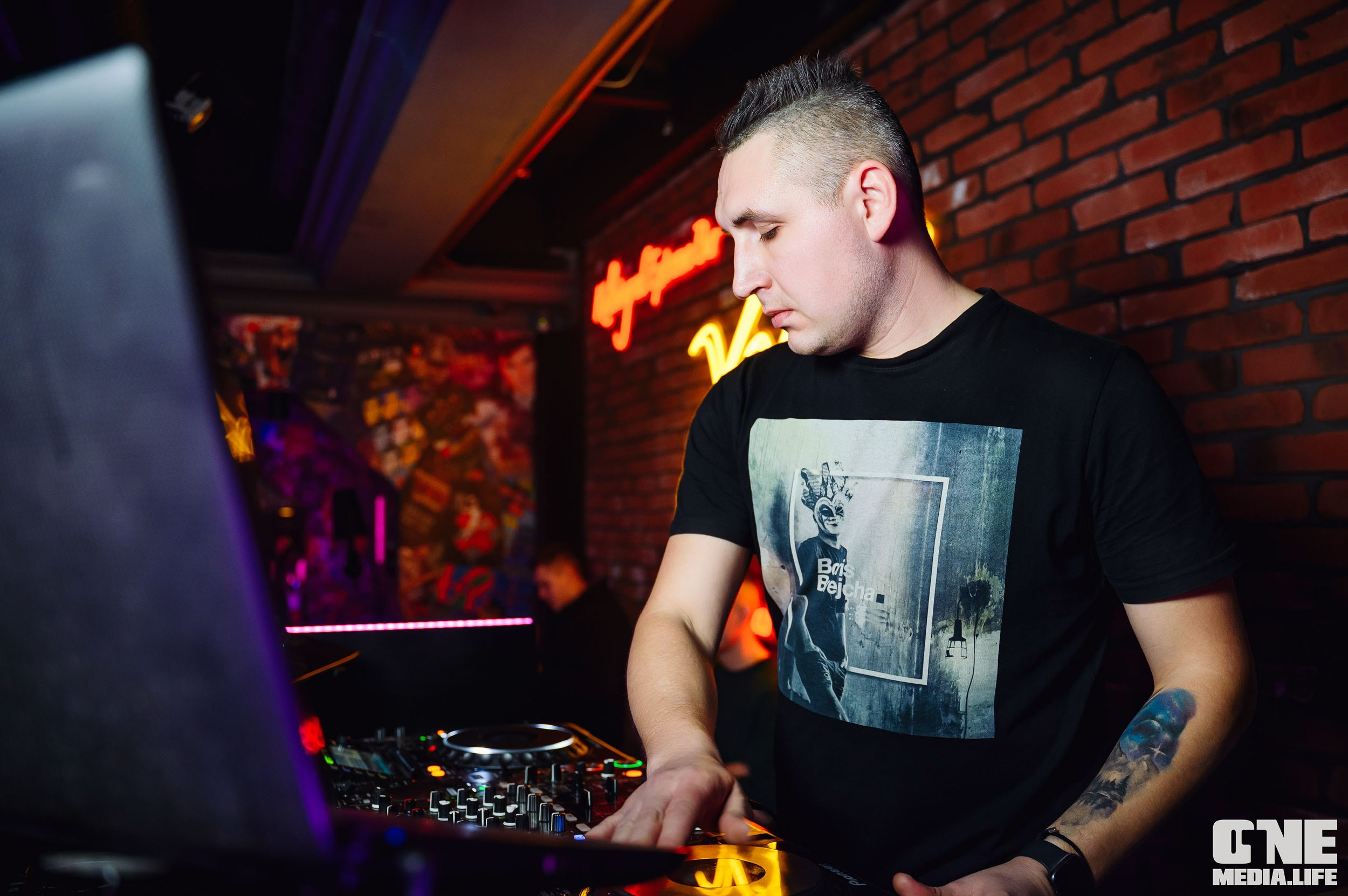 Пятничная туса в XxxX. One Media Life: фоторепортажи, фотоотчеты с мероприятий и заведений