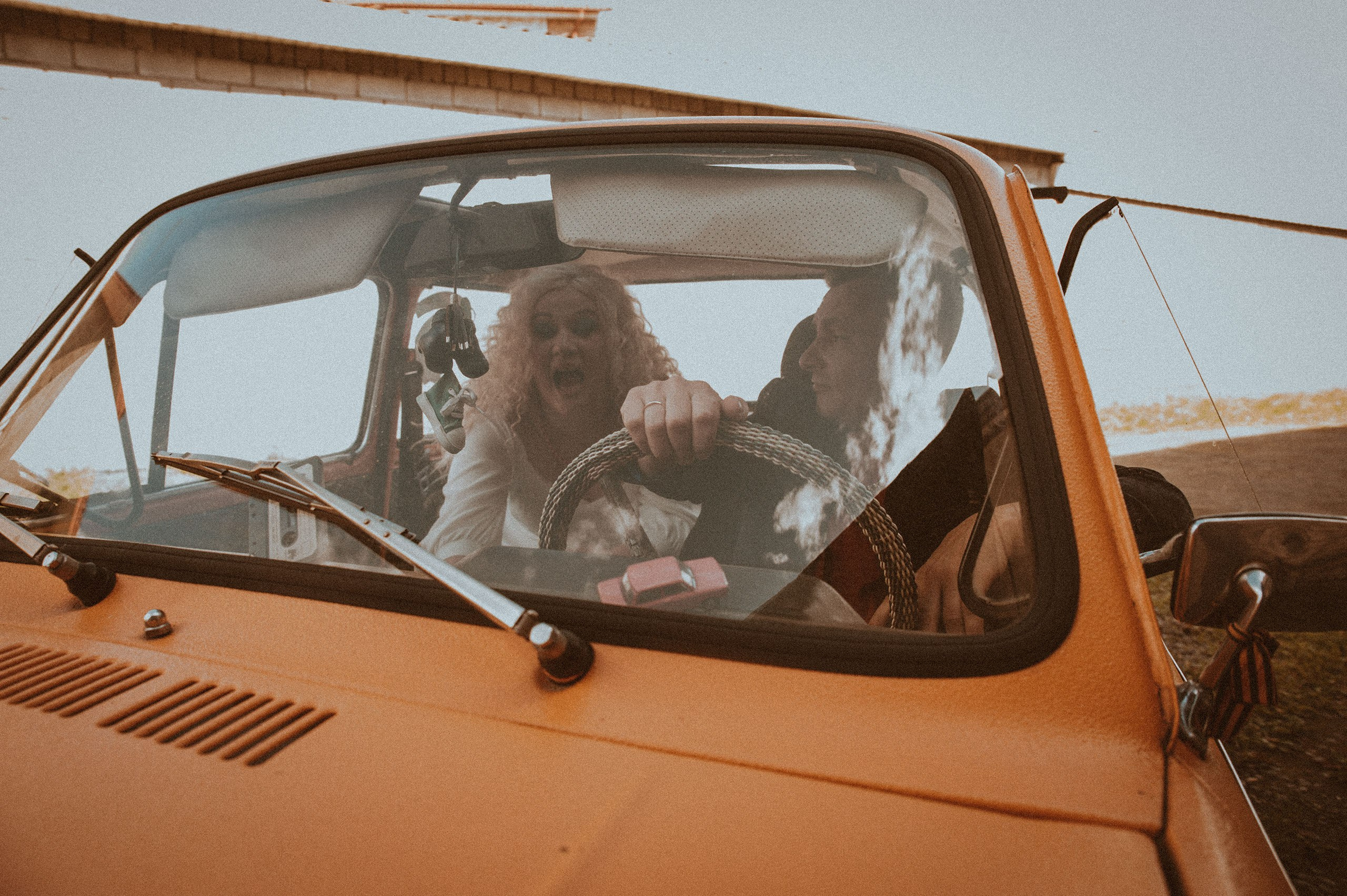 Свадебная фотосессия в стиле 90х для Кристины и Валеры (ЗАГС, фотосет у гаражей). Женский фотограф в Череповце Даша Акулич