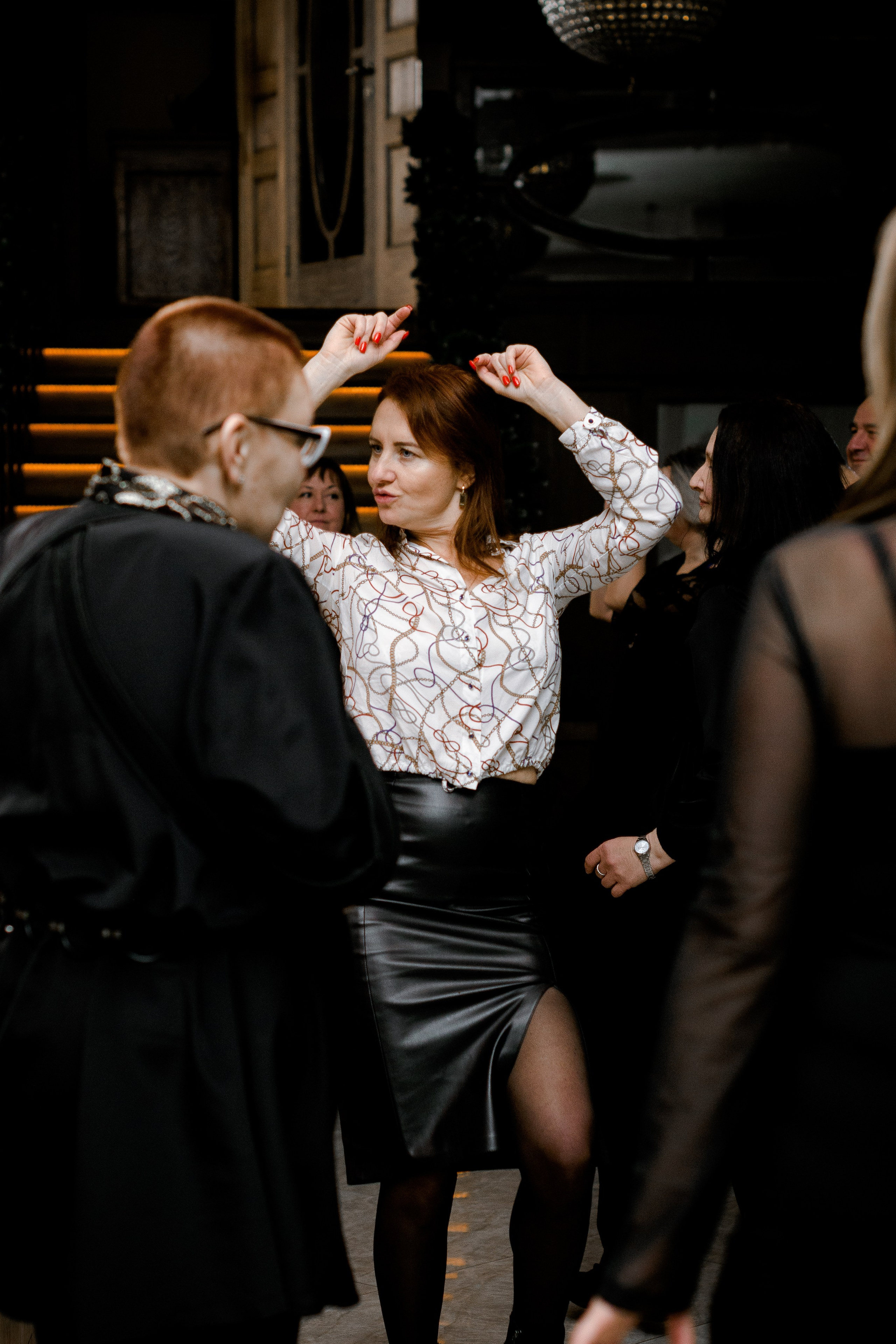 женщина танцует в ресторане.