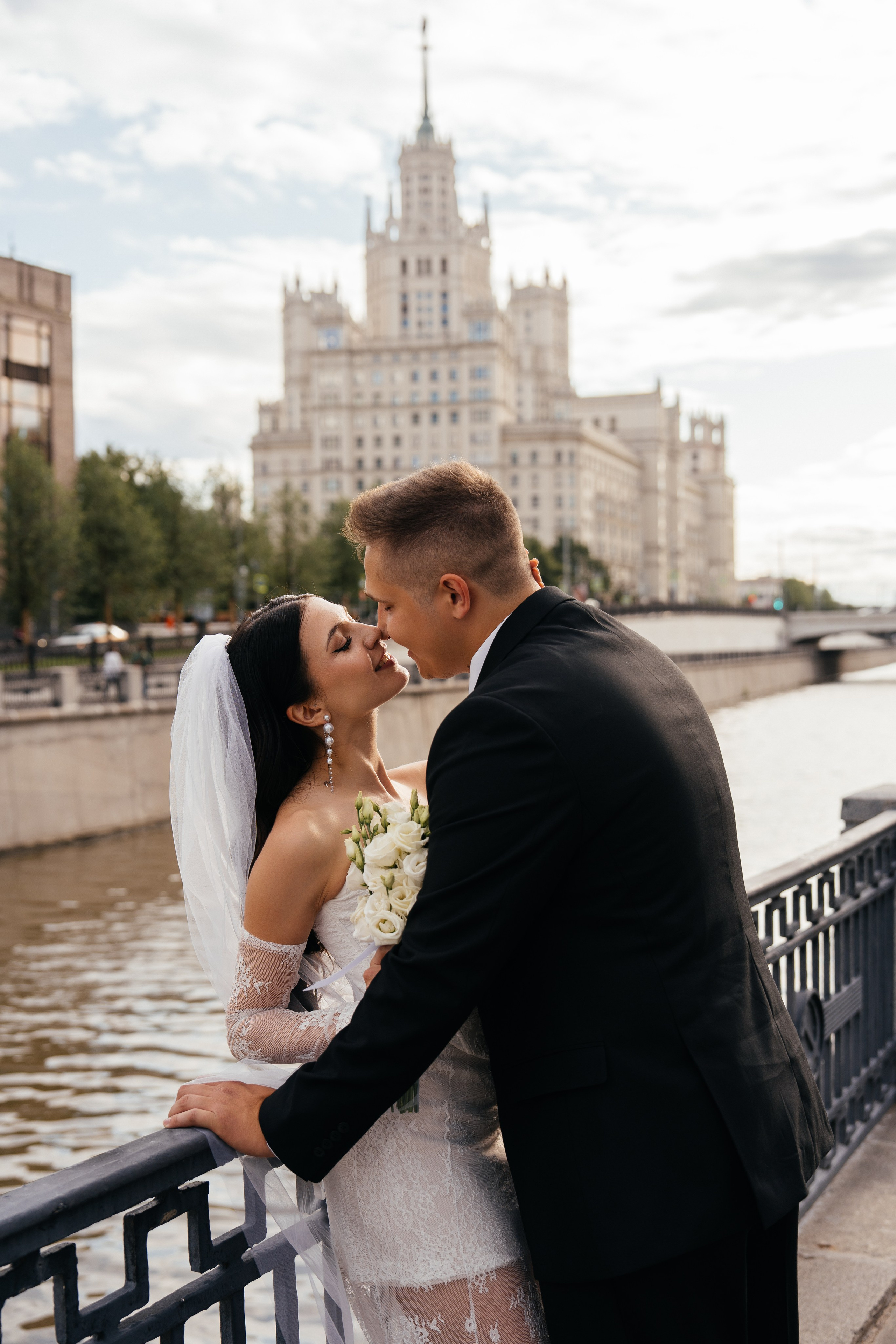 Свадебная фотосессия в Москве у высотки на Котельнической набережной. Свадебный фотограф в Москве Анна Полушина