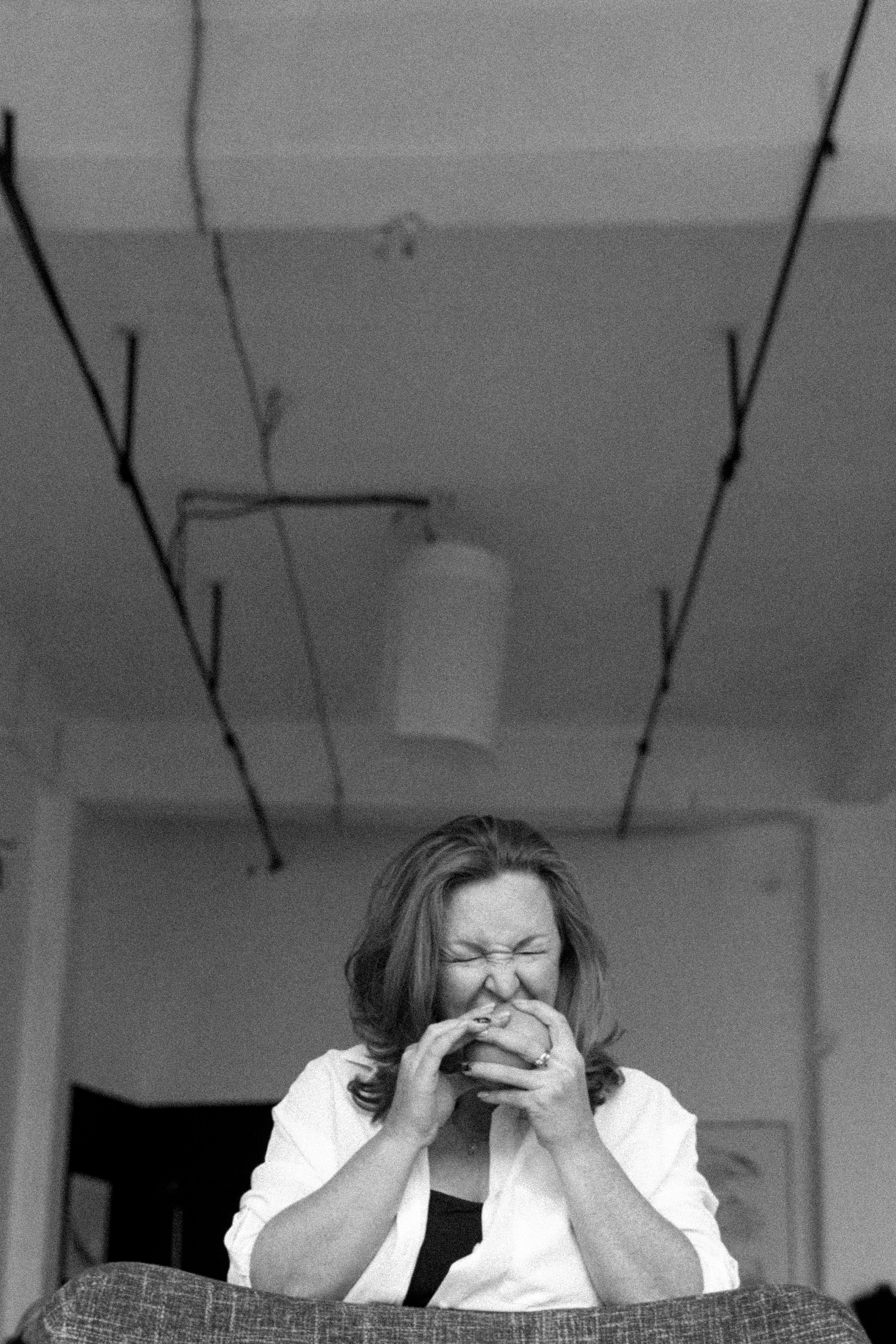 Женский портрет, смех, закрытое лицо, чёрно-белый, студия, Москва, Илья Антропов