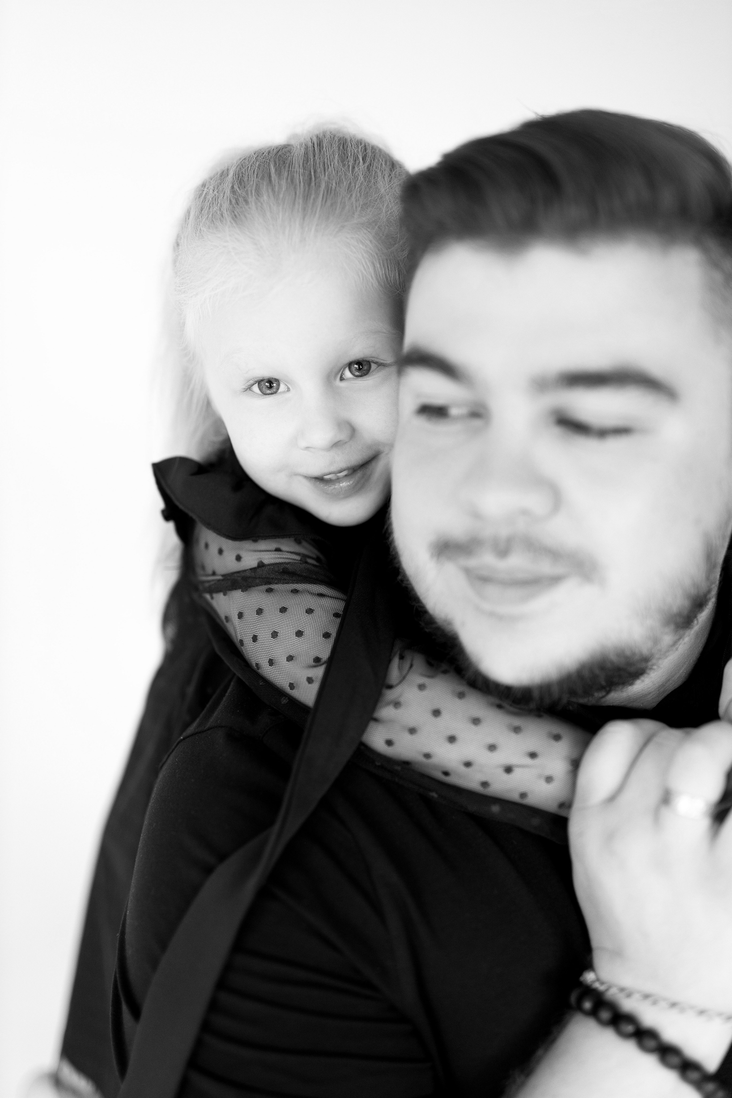 Семейная фотосессия монохром. Свадебный и семейный фотограф в Алматы Алексей Балышев