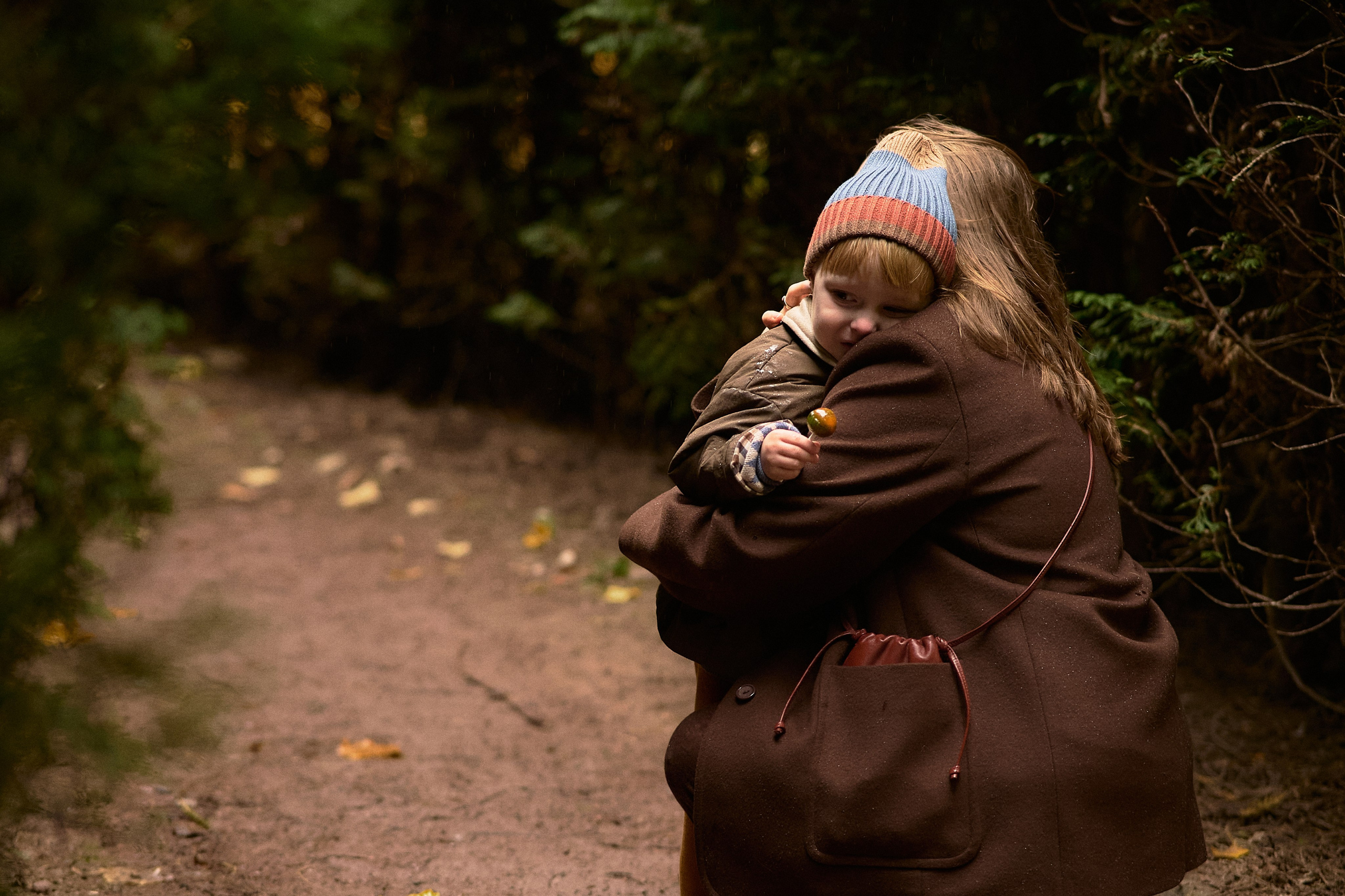 Света и Илюша под дождём. Семейный и свадебный lifestyle-фотограф в Москве Мария Петрова