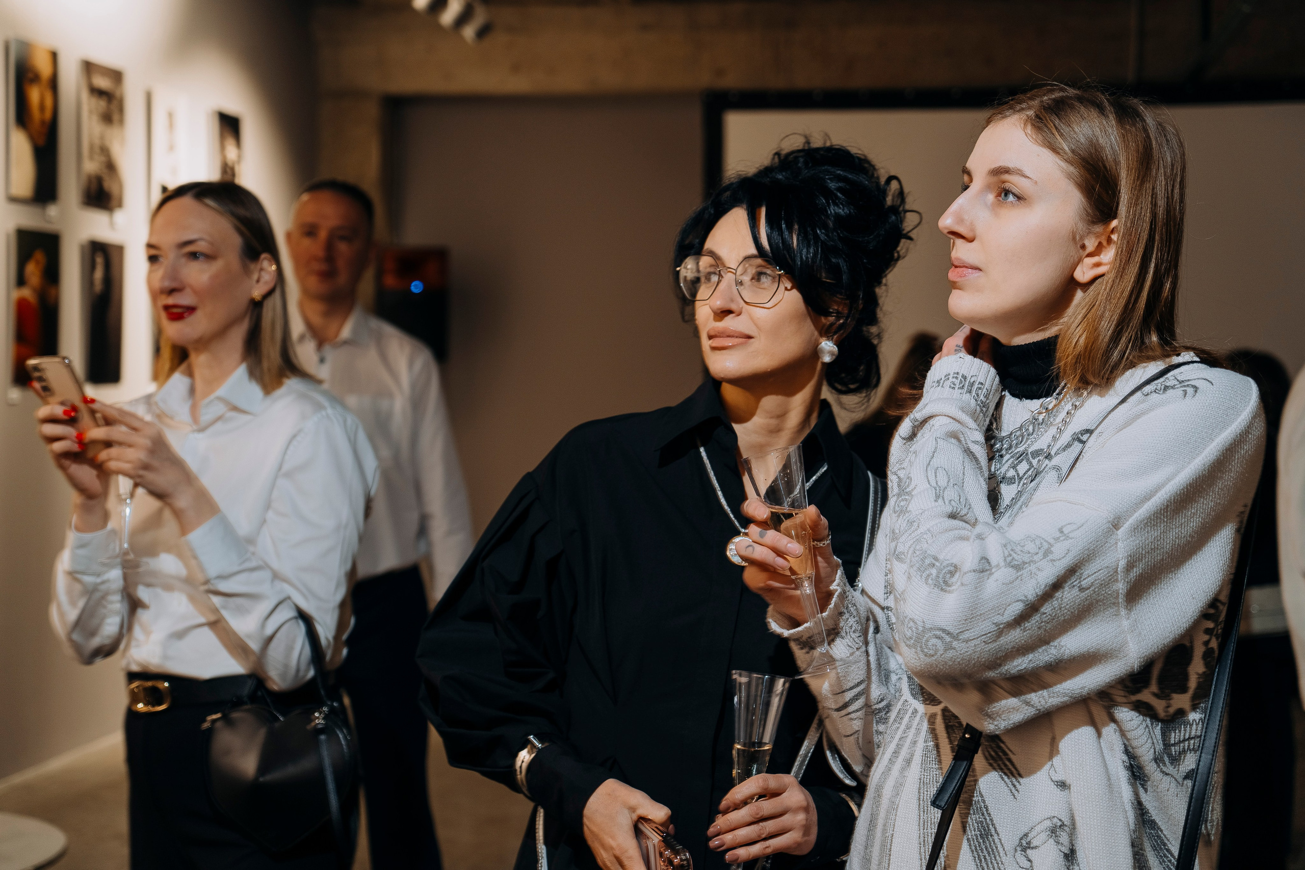 Вернисаж фотовыставки MFamilia «Гармония различий». Организация фотовыставок в Петербурге и Москве, MFamilia (МФамилия)