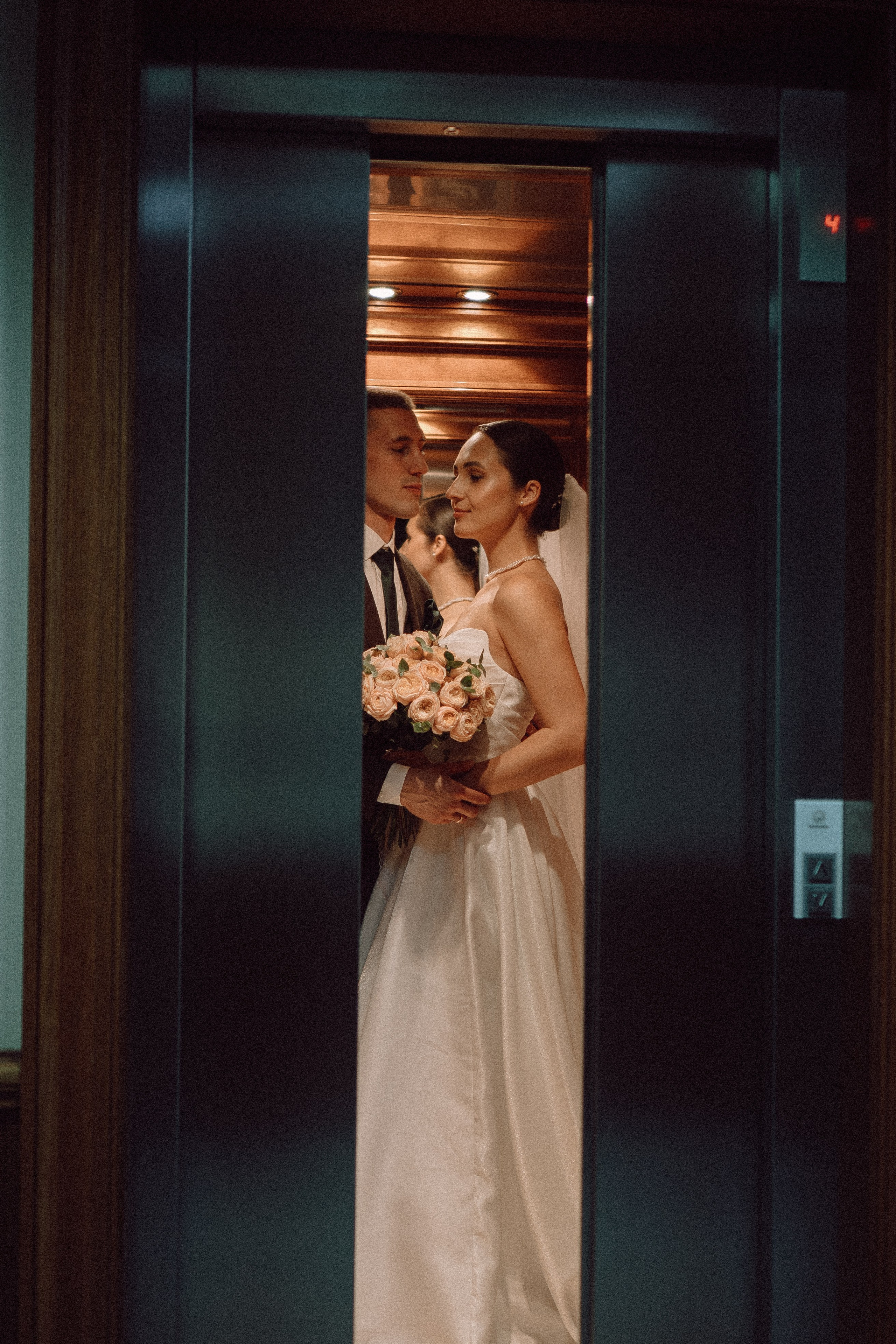 СВАДЕБНАЯ ПРОГУЛКА В САНТК-ПЕТЕРБУРГЕ (ИСАКИЕВСКИЙ СОБОР, ЗИМНЯЯ КАНАВКА, ЭРМИТАЖ И БОЛЬШАЯ МОРСКАЯ УЛИЦА). Профессиональный фотограф, Санкт-Петербург — Виктория Богомолова