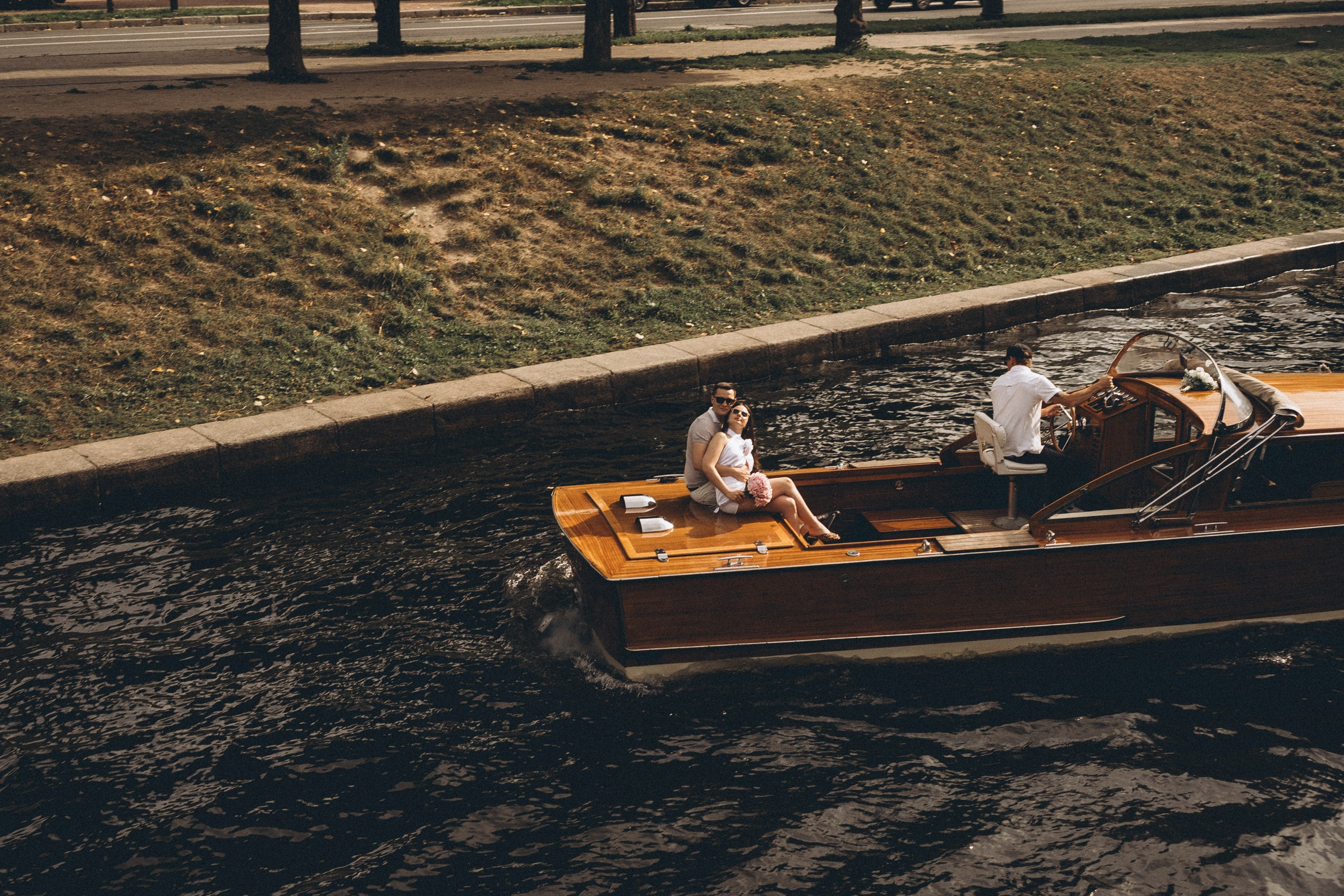 СВАДЕНБНАЯ СЬЕМКА НА КАТЕРЕ ПО КАНАЛАМ САНКТ-ПЕТЕРБУРГА И В АКВАТОРИИ НЕВЫ. Профессиональный фотограф, Санкт-Петербург — Виктория Богомолова