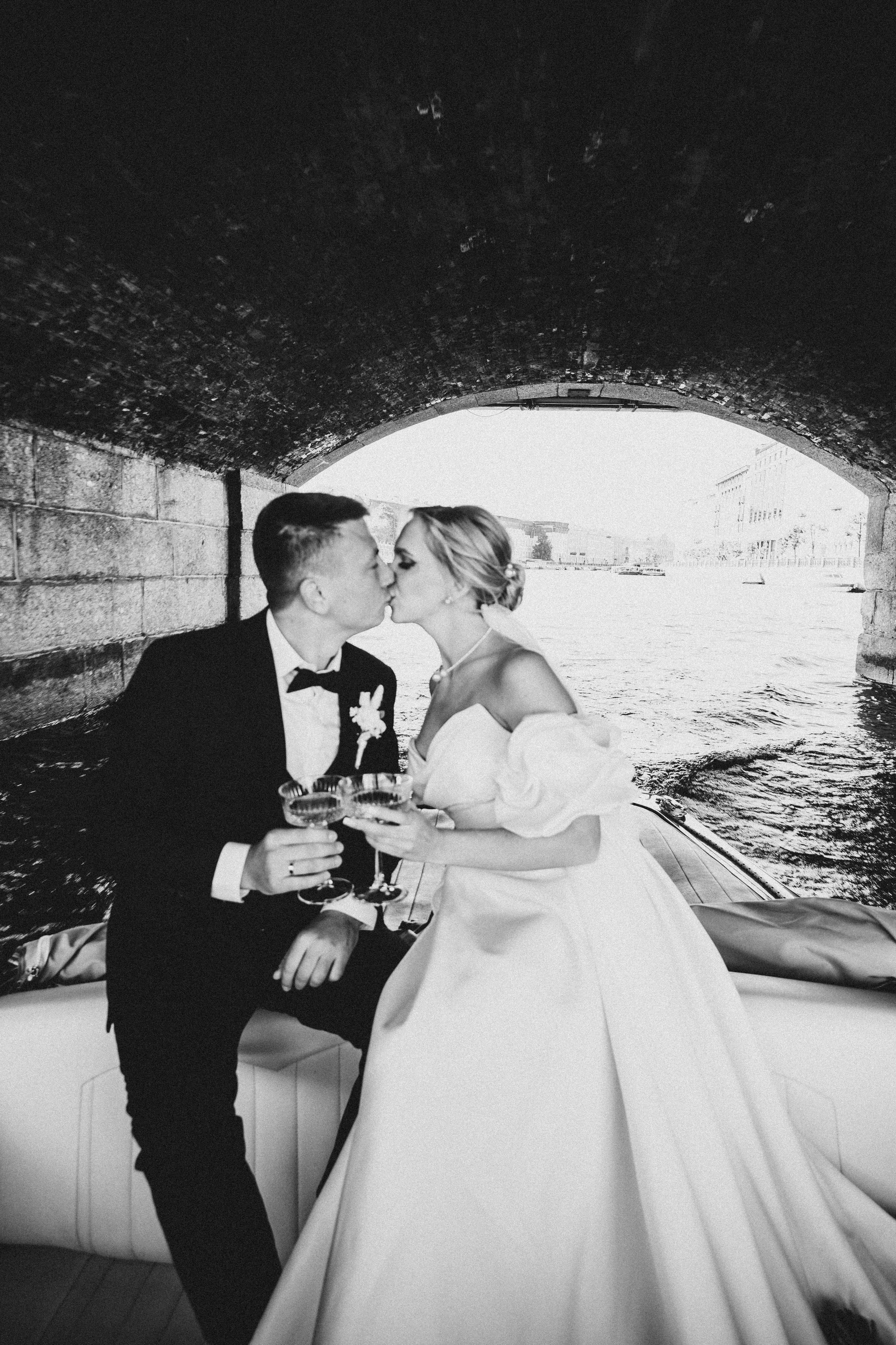 СВАДЕНБНАЯ СЬЕМКА НА КАТЕРЕ ПО КАНАЛАМ САНКТ-ПЕТЕРБУРГА И В АКВАТОРИИ НЕВЫ. Профессиональный фотограф, Санкт-Петербург — Виктория Богомолова