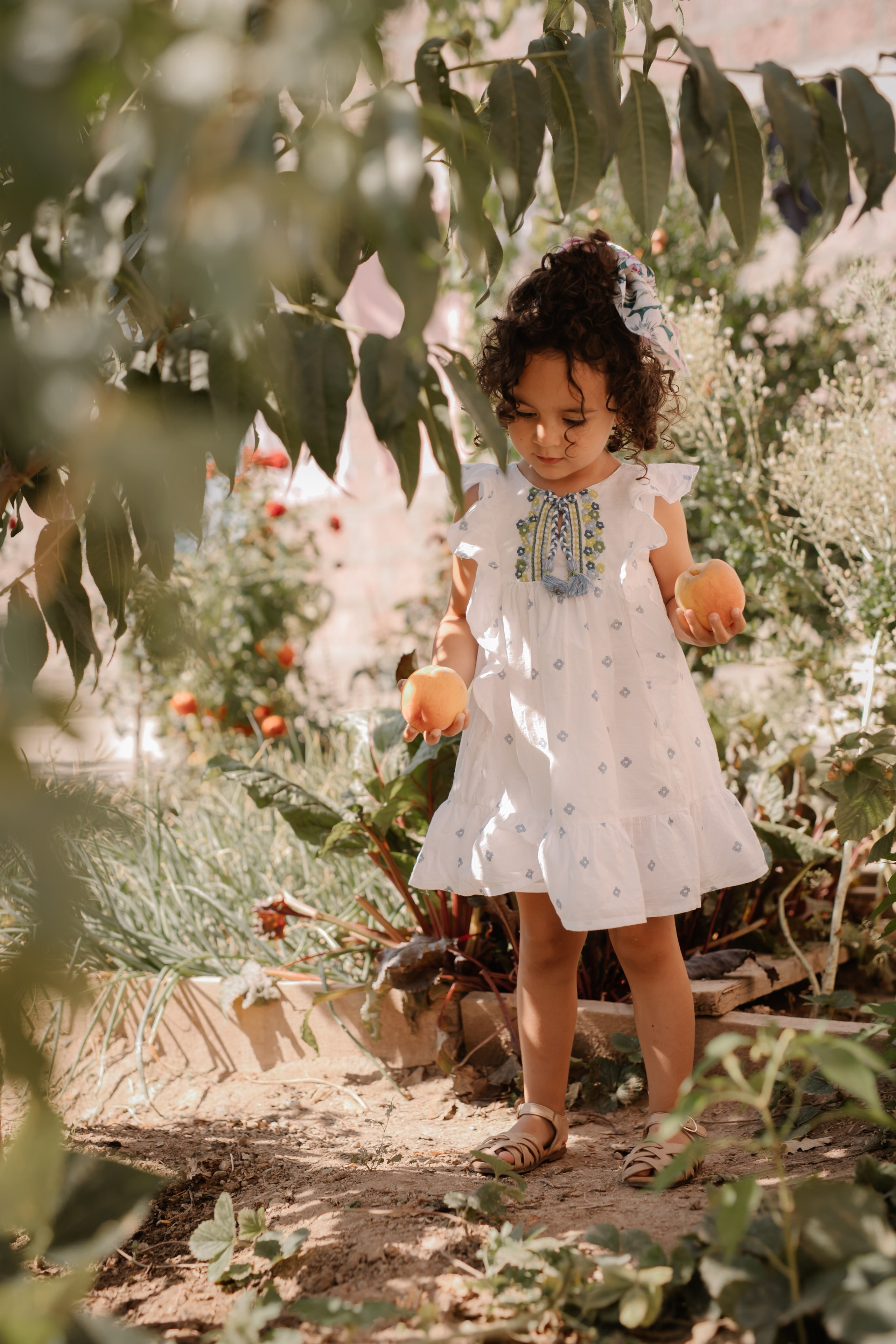 Baby with peaches. Фотограф и ретушер. (Армения/Россия)