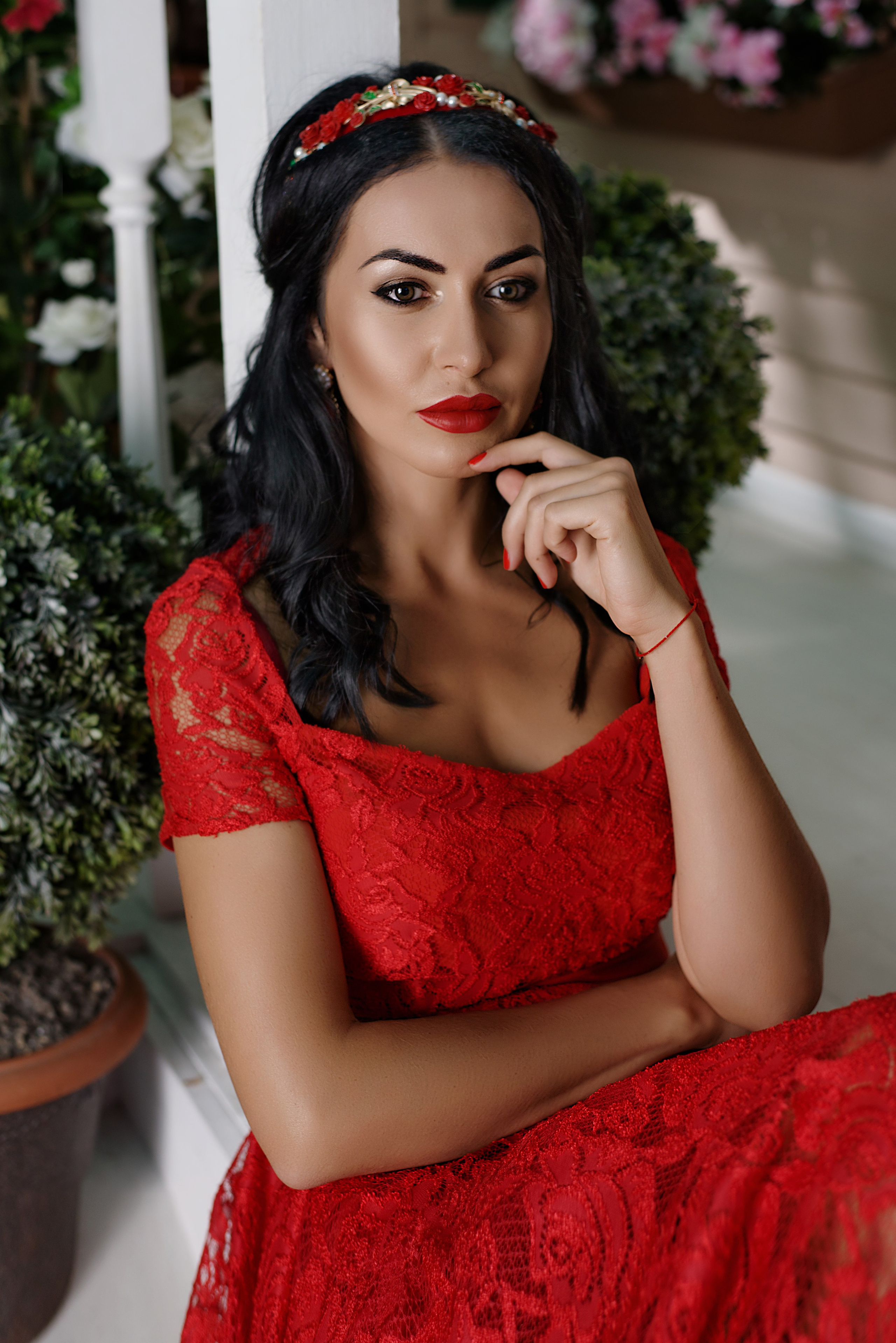 Фотосъемка в стиле Dolce Gabbana в красном кружевном платье с красной помадой