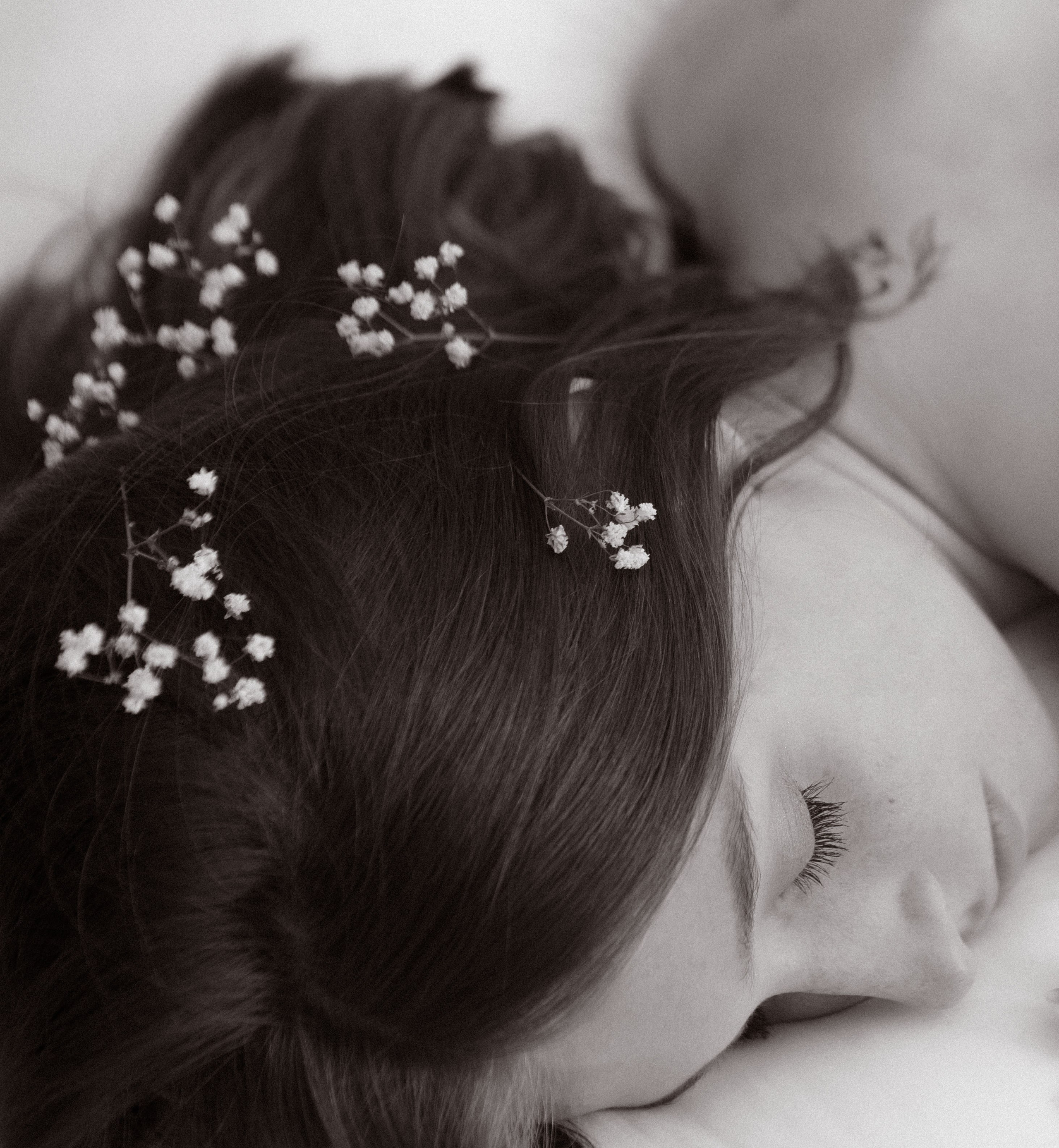 Летняя фотосессия в поле. Девушка в поле в кровати