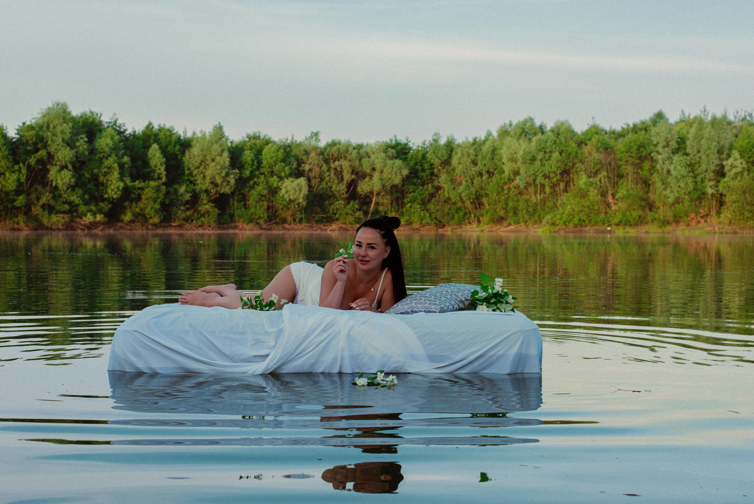 Анастасия на водоеме. Женский фотограф в Москве и МО