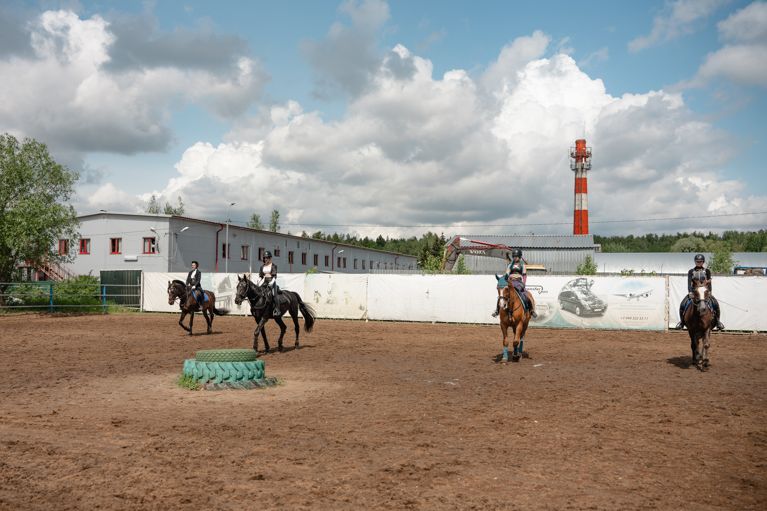 Конный клуб Горки. Портретный и семейный фотограф в Москве/Видное