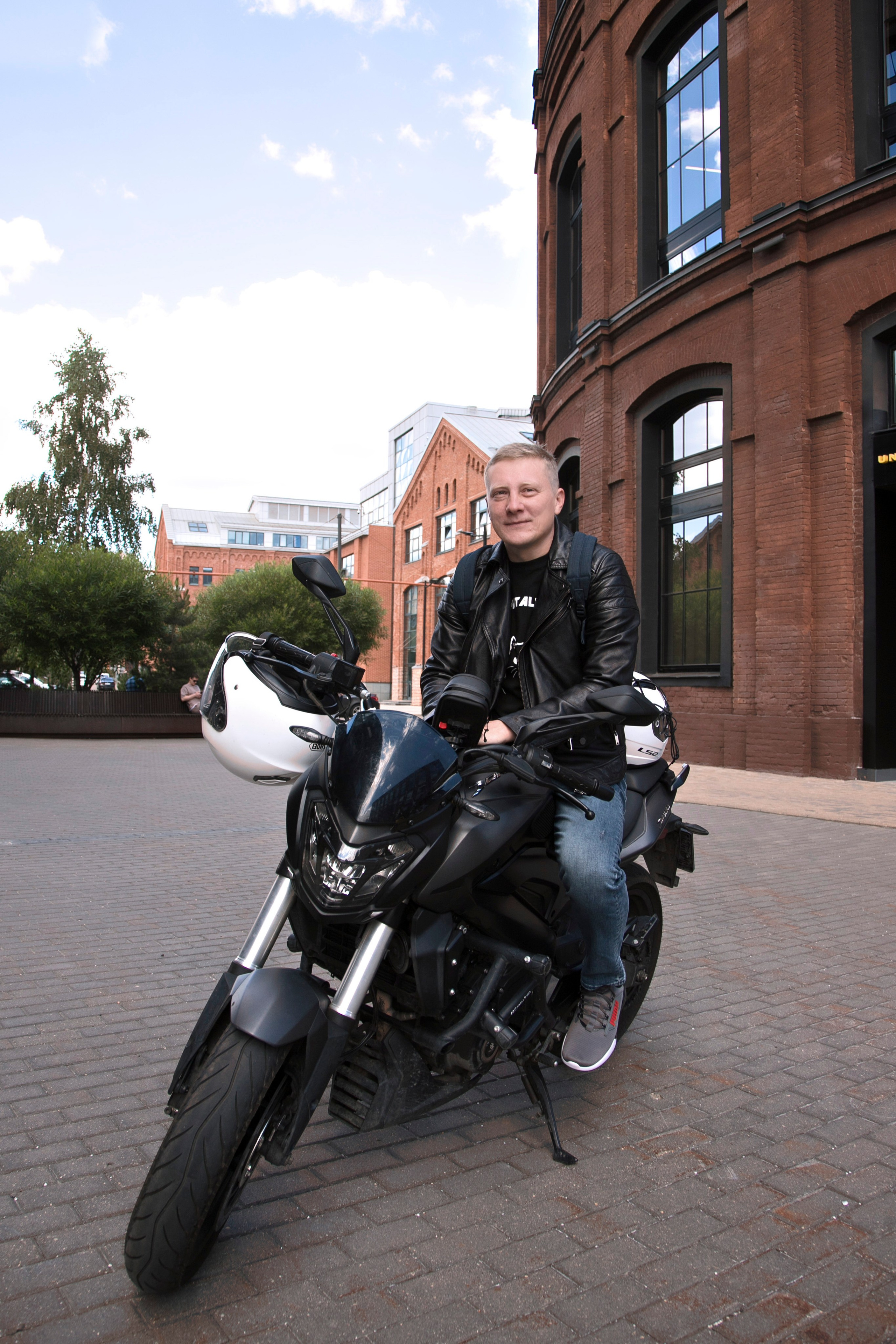 Мужская фотосессия на улице. Профессиональный фотограф в Москве