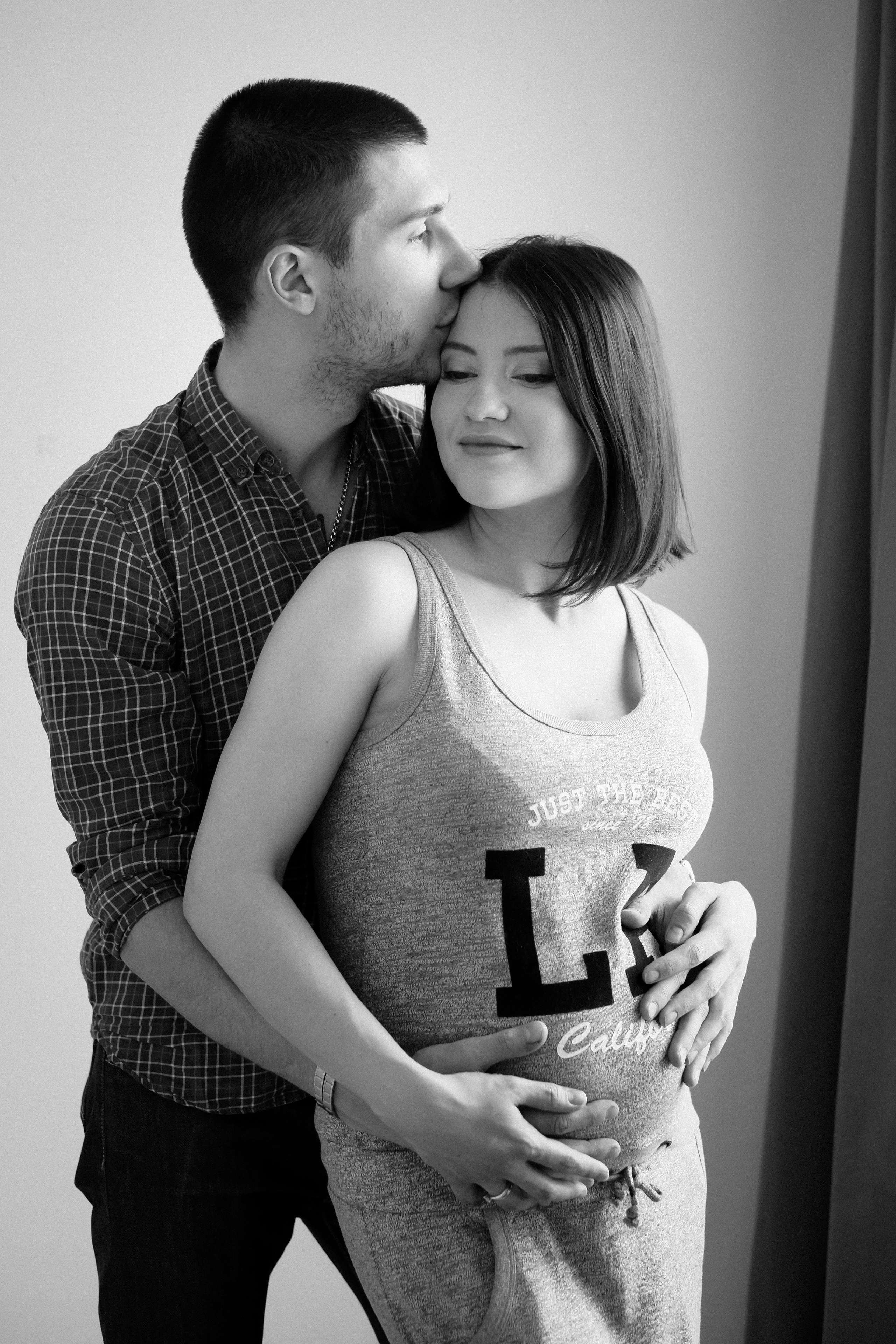 Съемка для двух беременных подруг в светлой студии. Фотографы в Москве Светлана Устинова и Сергей Грачев