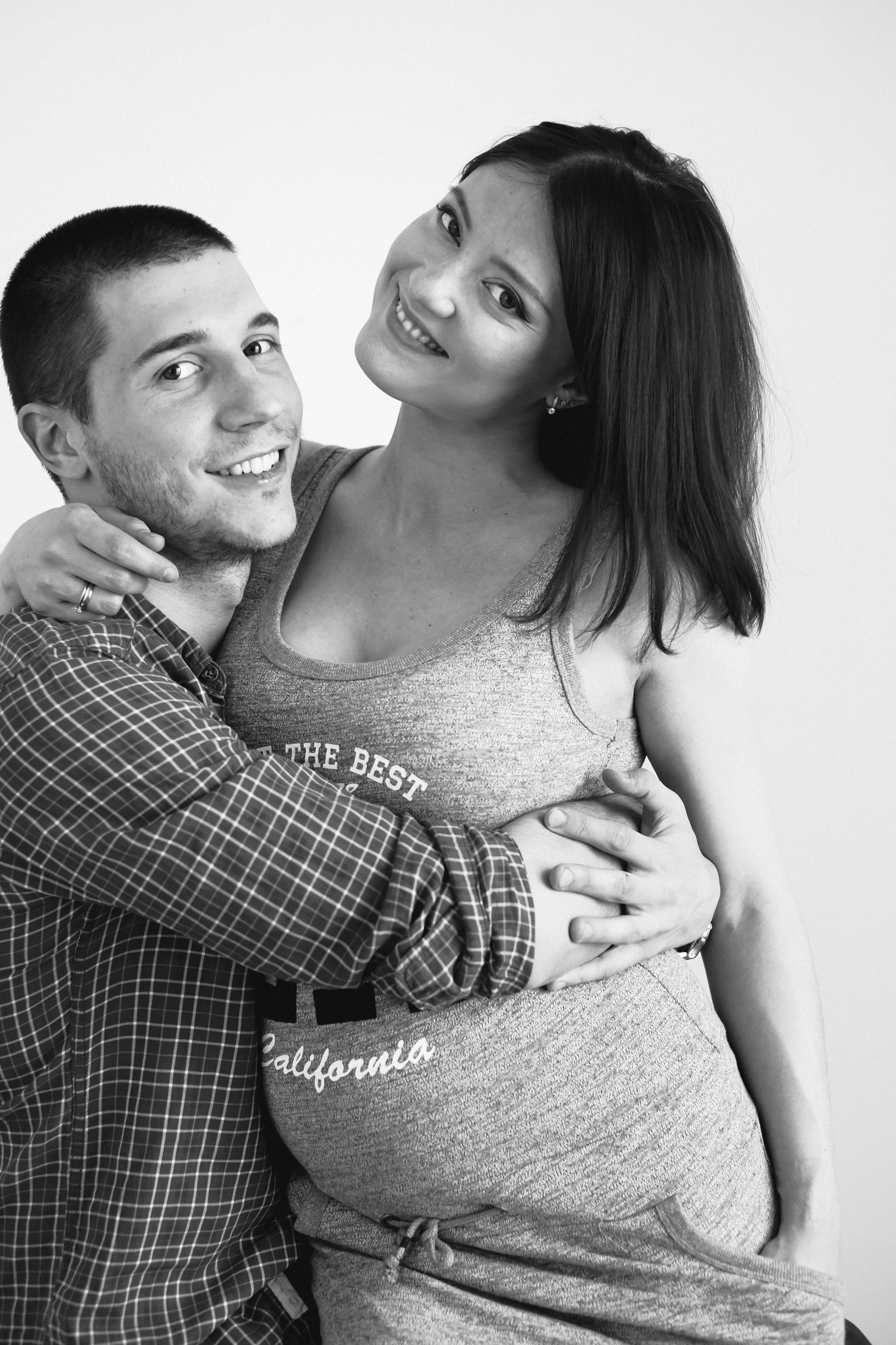 Съемка для двух беременных подруг в светлой студии. Фотографы в Москве Светлана Устинова и Сергей Грачев