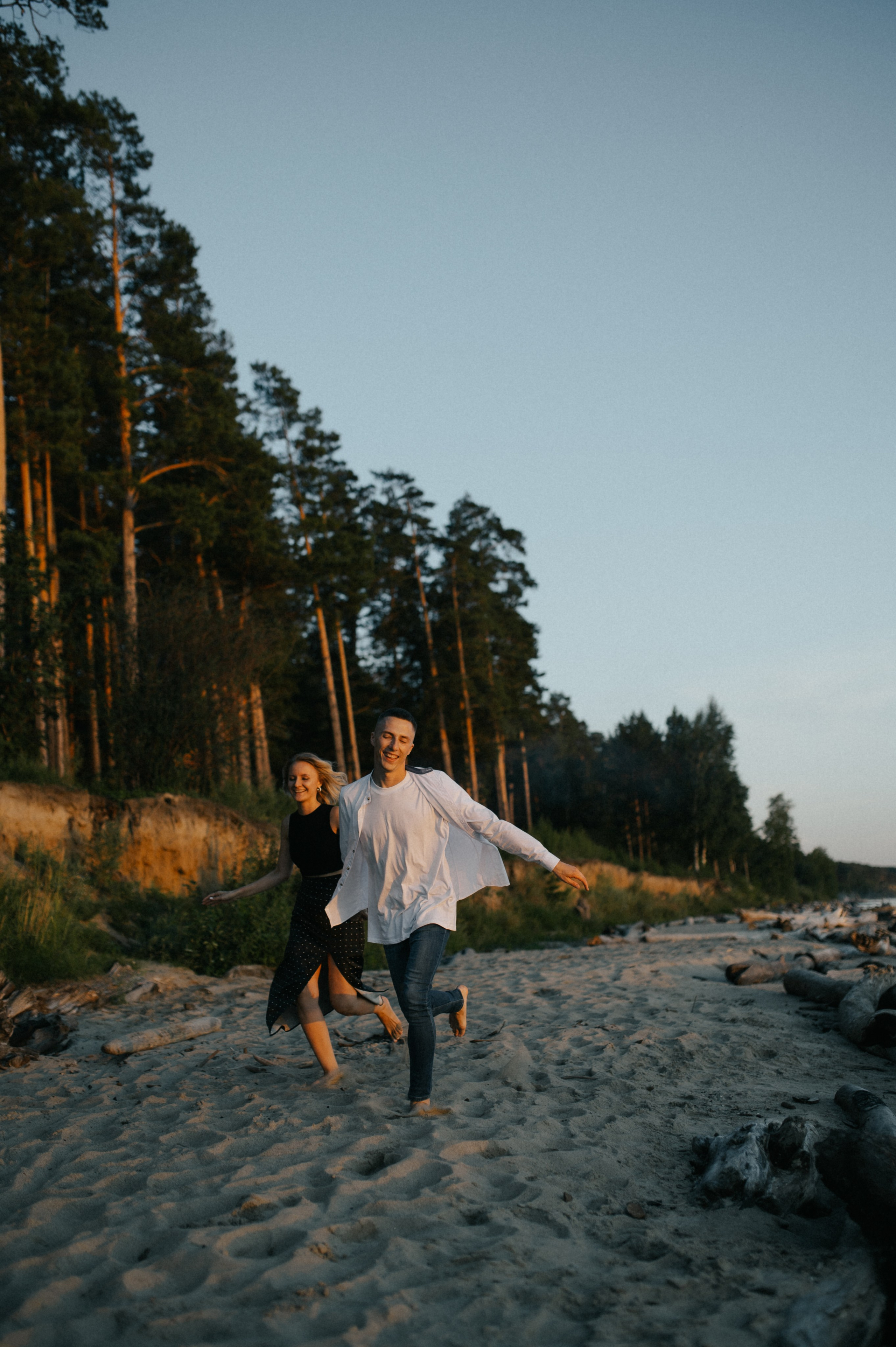 АНДРЕЙ И ЛИЛЯ/ СЪЕМКА НА БЕРЕГУ БЕРДСКОГО ЗАЛИВА. Семейный фотограф в Новосибирске Женя Индрикова