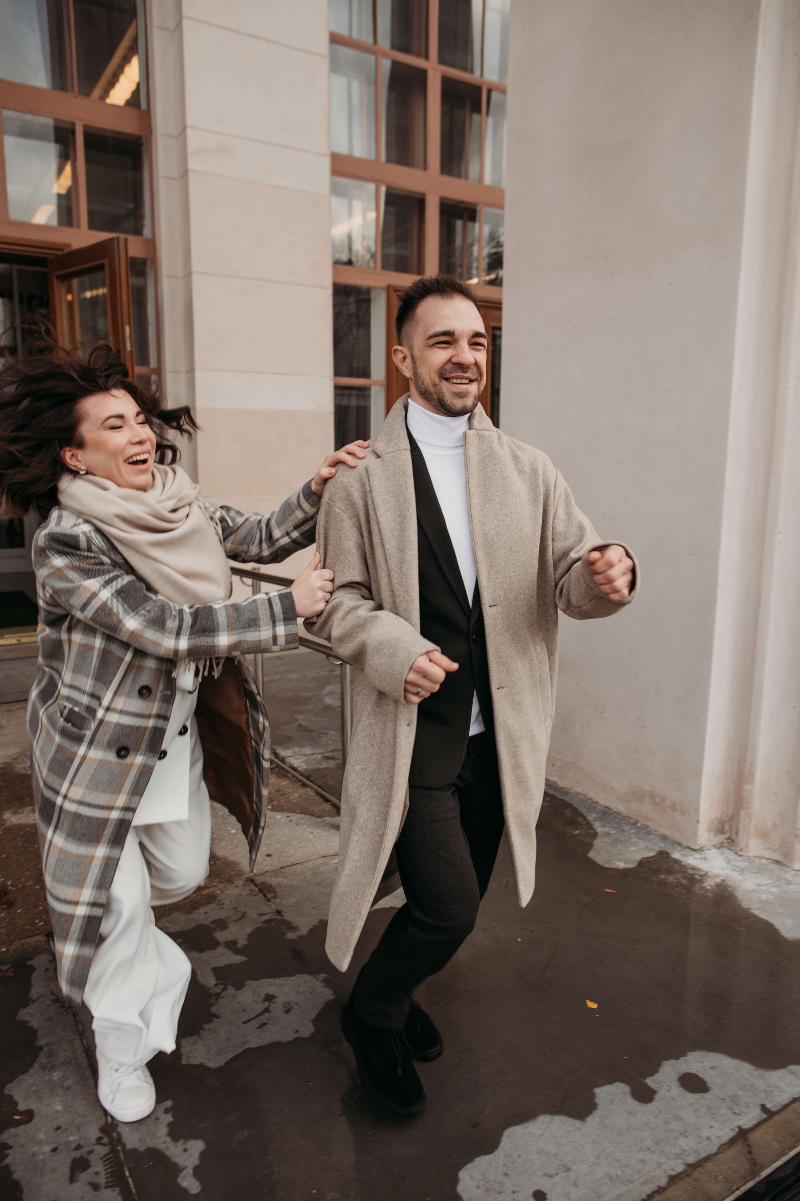 жених и невеста выбегают из загса