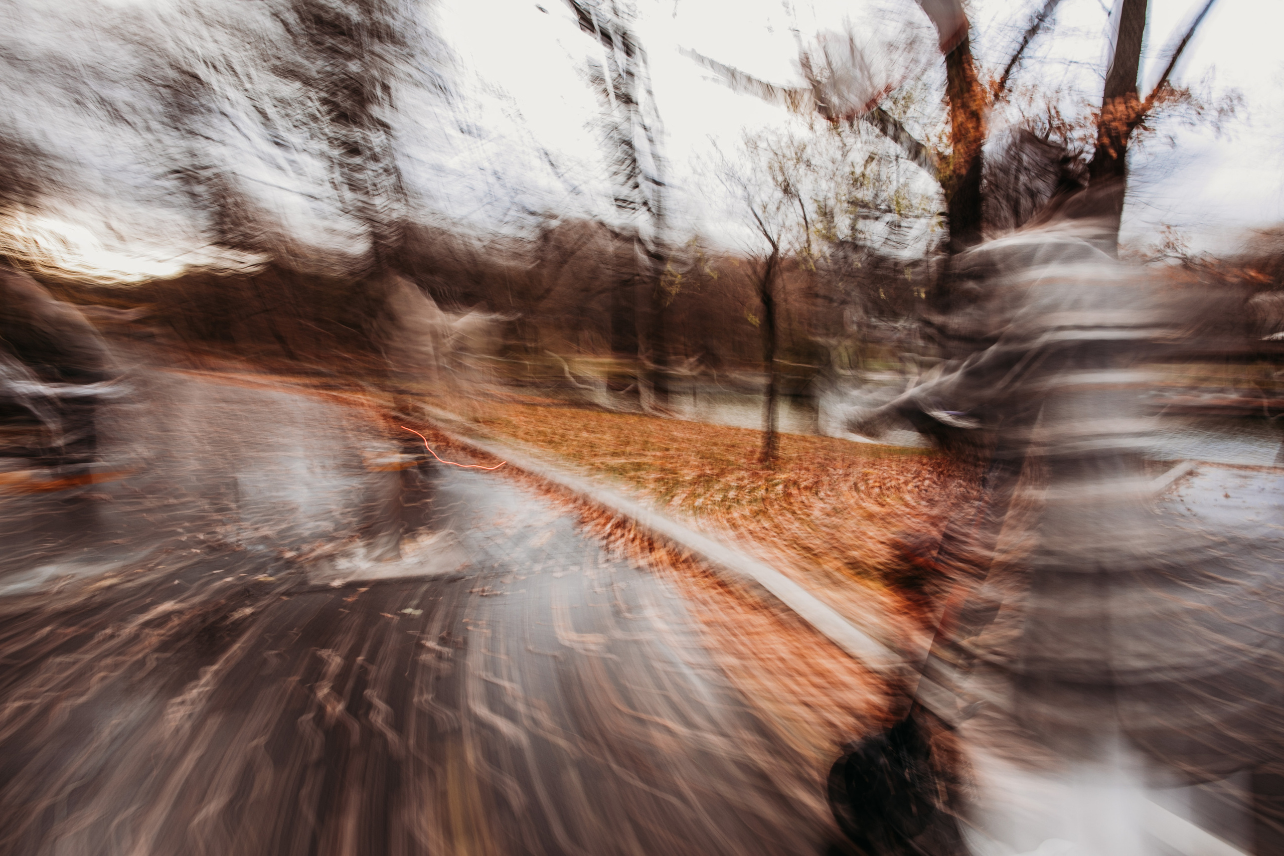 жених и невеста на электросамокате