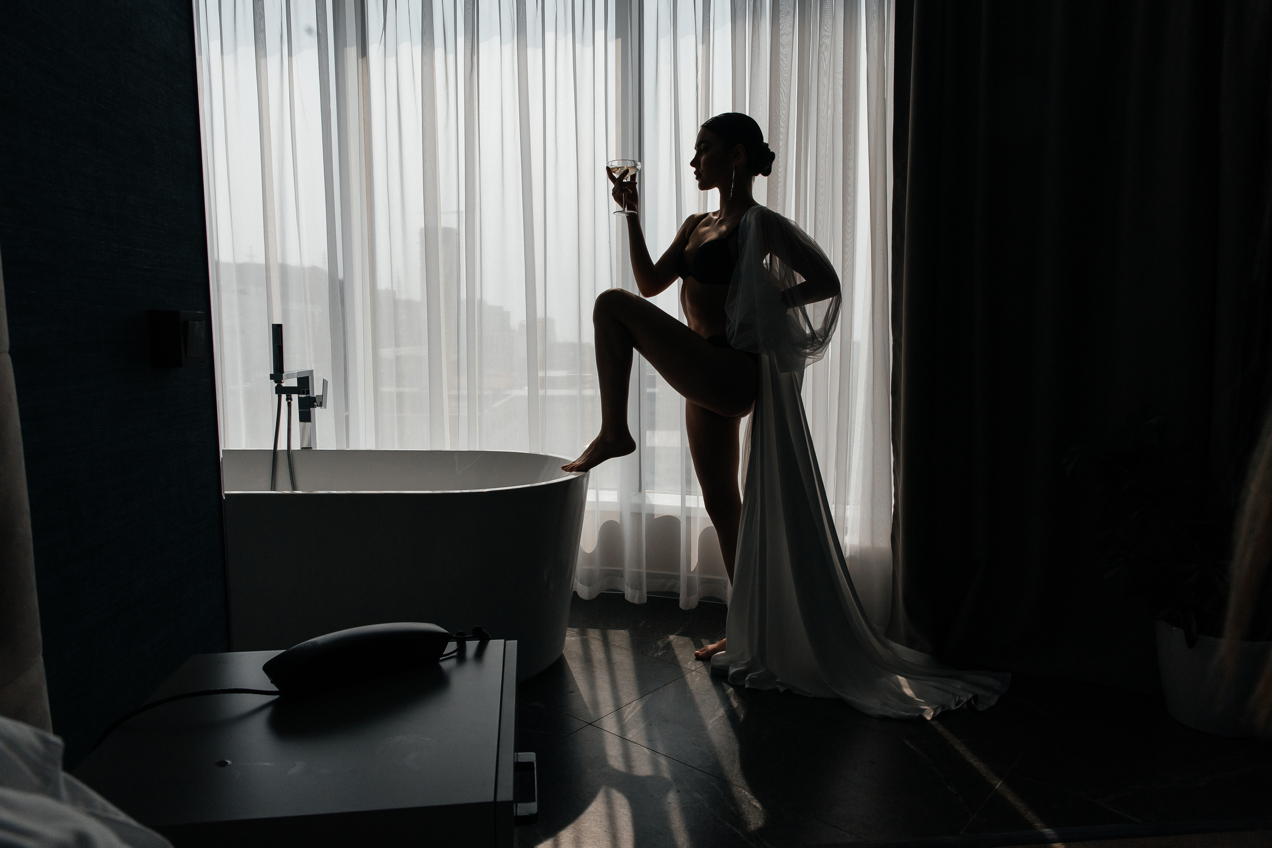 Сборы Егора и Нади в отеле. Свадебный и семейный фотограф в Москве Олеся Подколзина