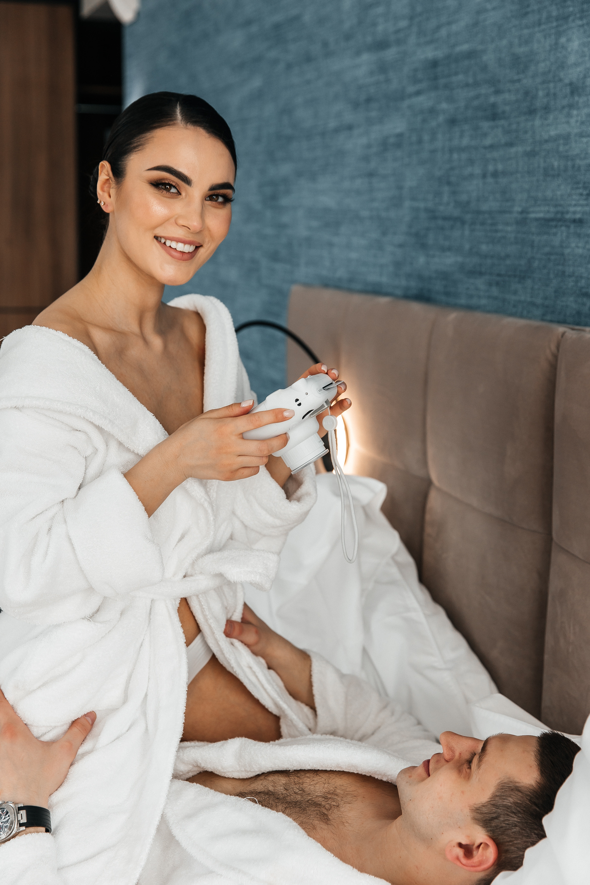 Сборы Егора и Нади в отеле. Свадебный и семейный фотограф в Москве Олеся Подколзина