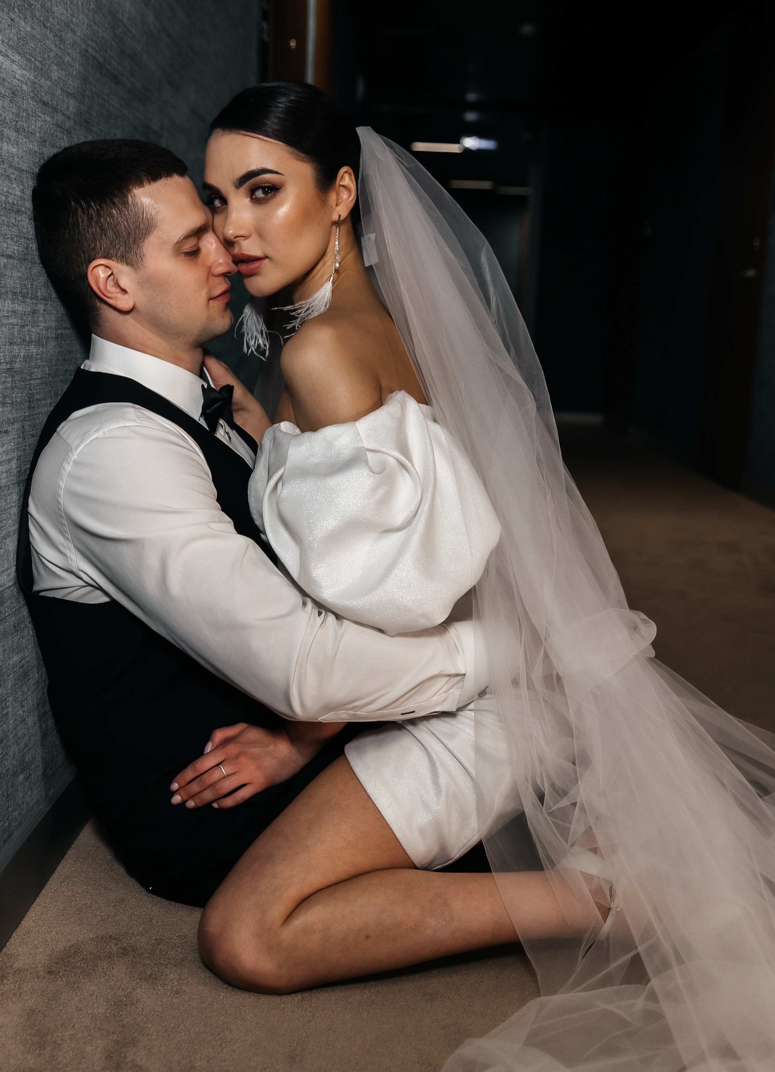 Сборы Егора и Нади в отеле. Свадебный и семейный фотограф в Москве Олеся Подколзина