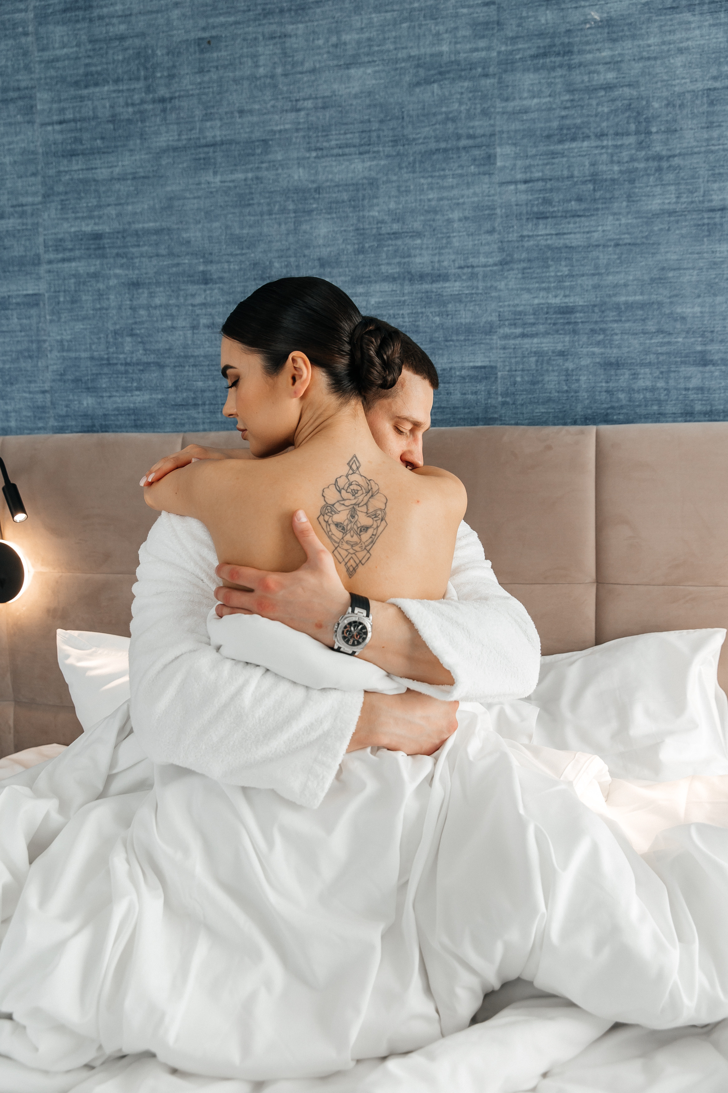 Сборы Егора и Нади в отеле. Свадебный и семейный фотограф в Москве Олеся Подколзина