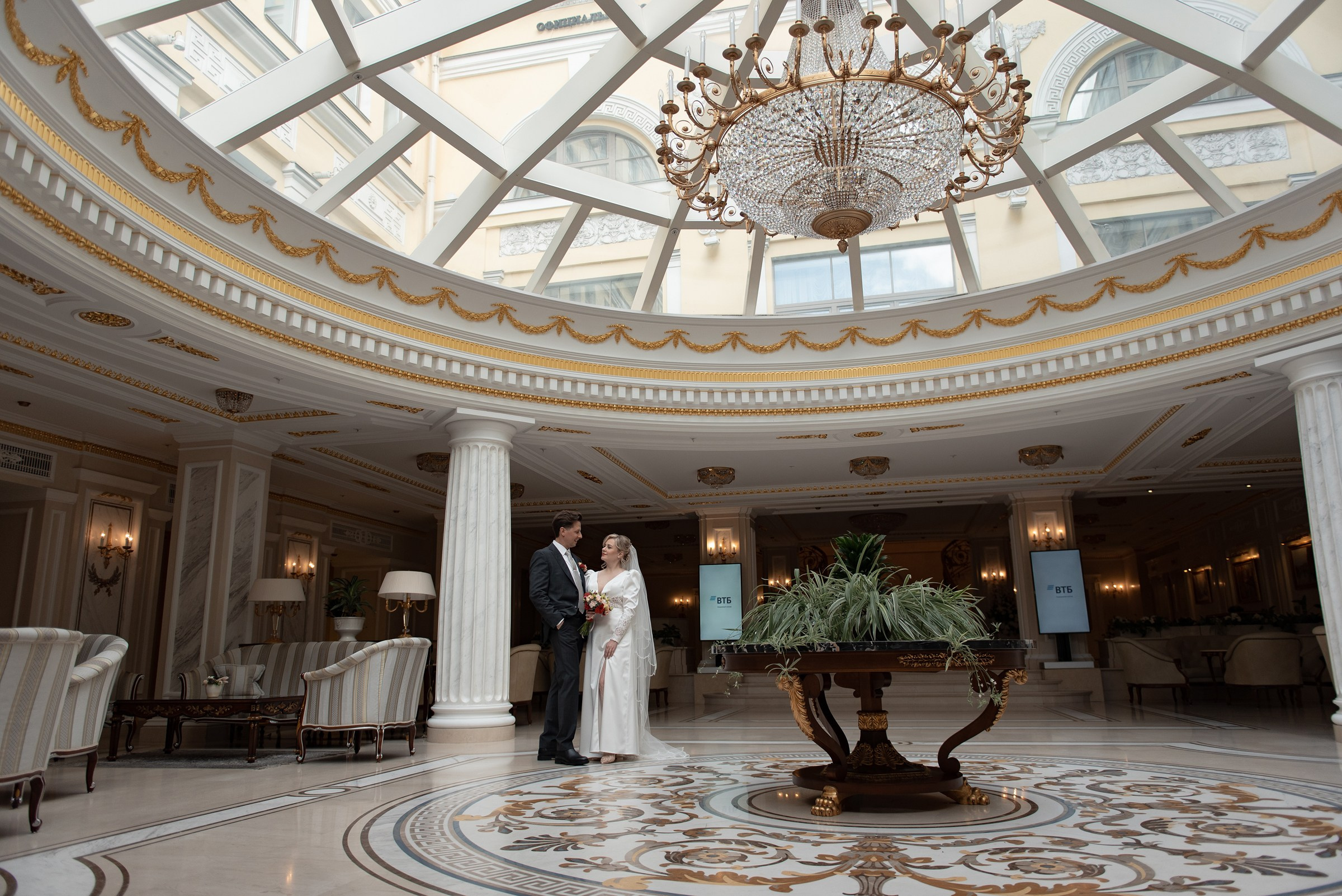 свадебная фотосессия в отеле Эрмитаж, сборы жениха и невесты в отеле Эрмитаж