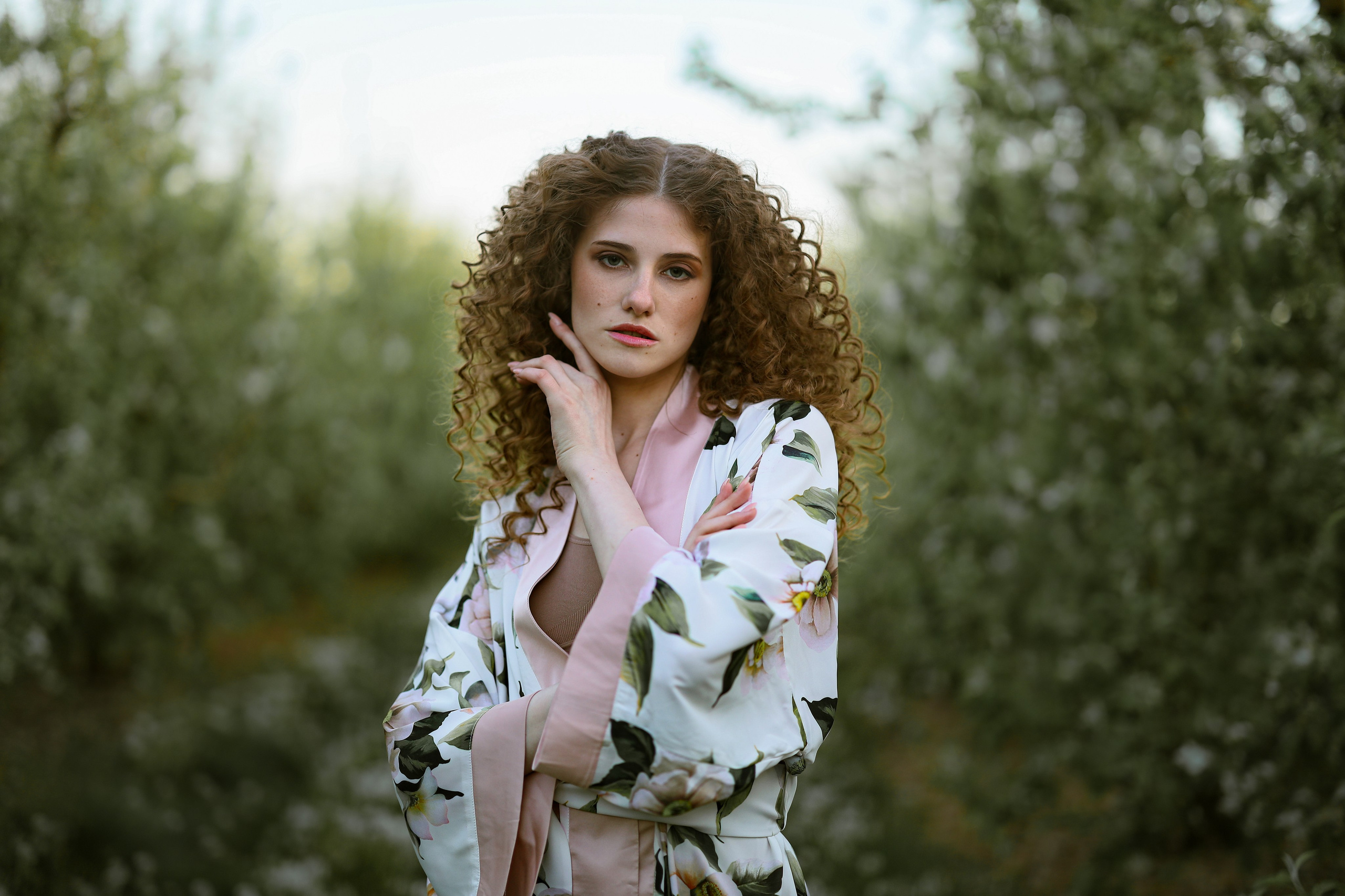 Фотосессия для девушки в Абхазии: романтические моменты в саду Гагры.