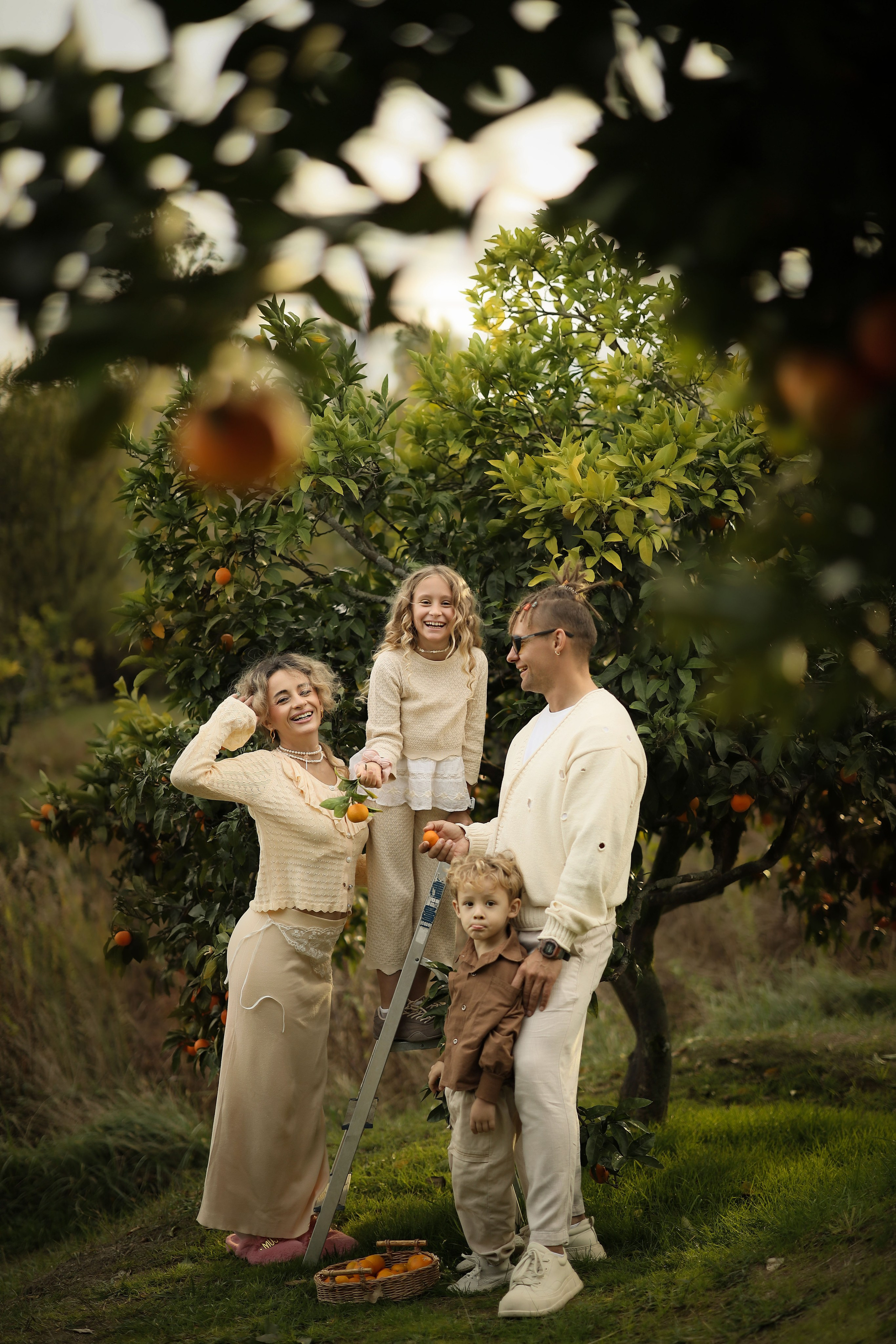 Семейная фотосессия в мандариновом саду Абхазии. Свадебный и семейный фотограф в Абхазии Жанна Соснина