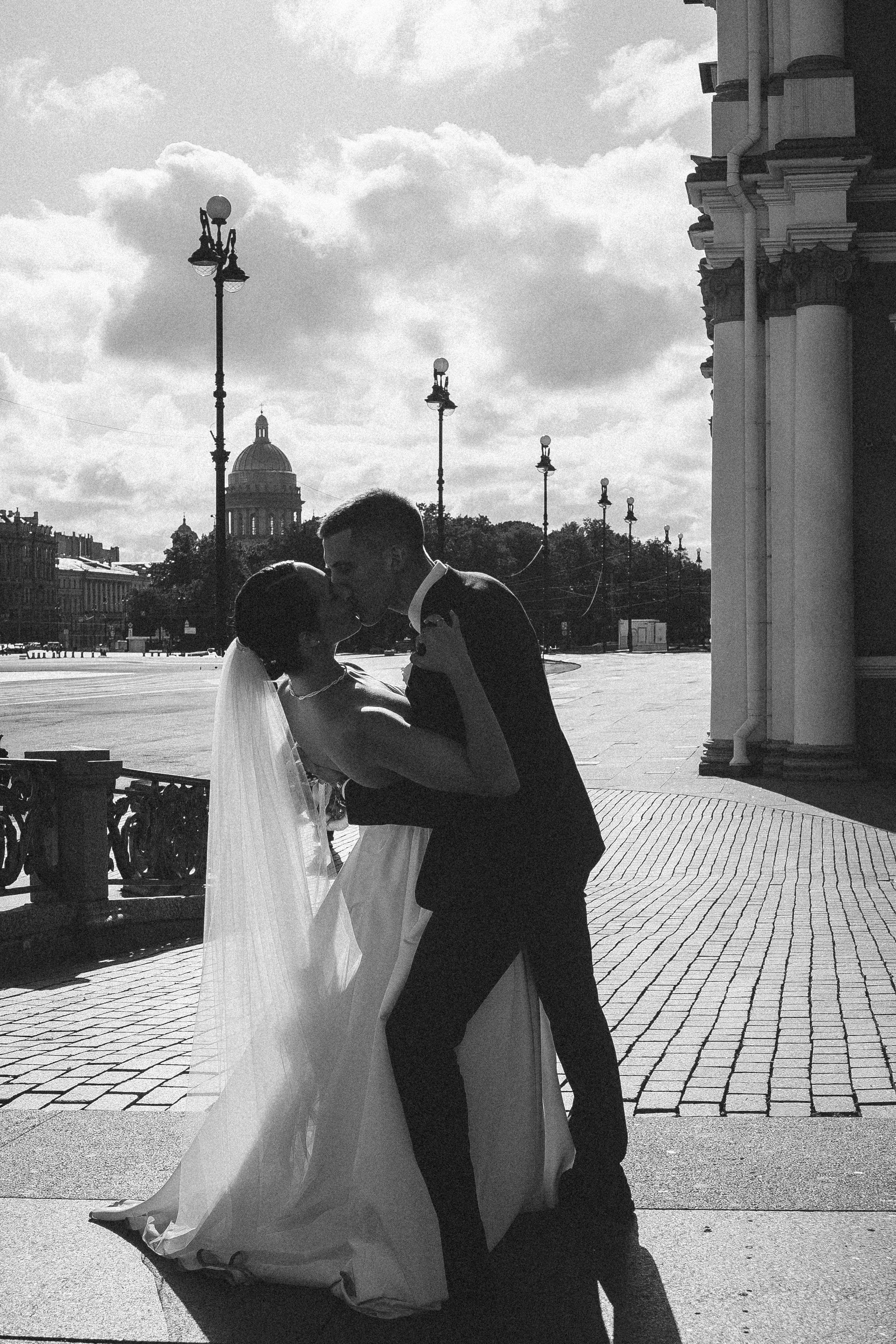 СВАДЕБНАЯ ПРОГУЛКА В САНТК-ПЕТЕРБУРГЕ (ИСАКИЕВСКИЙ СОБОР, ЗИМНЯЯ КАНАВКА, ЭРМИТАЖ И БОЛЬШАЯ МОРСКАЯ УЛИЦА). Профессиональный фотограф, Санкт-Петербург — Виктория Богомолова