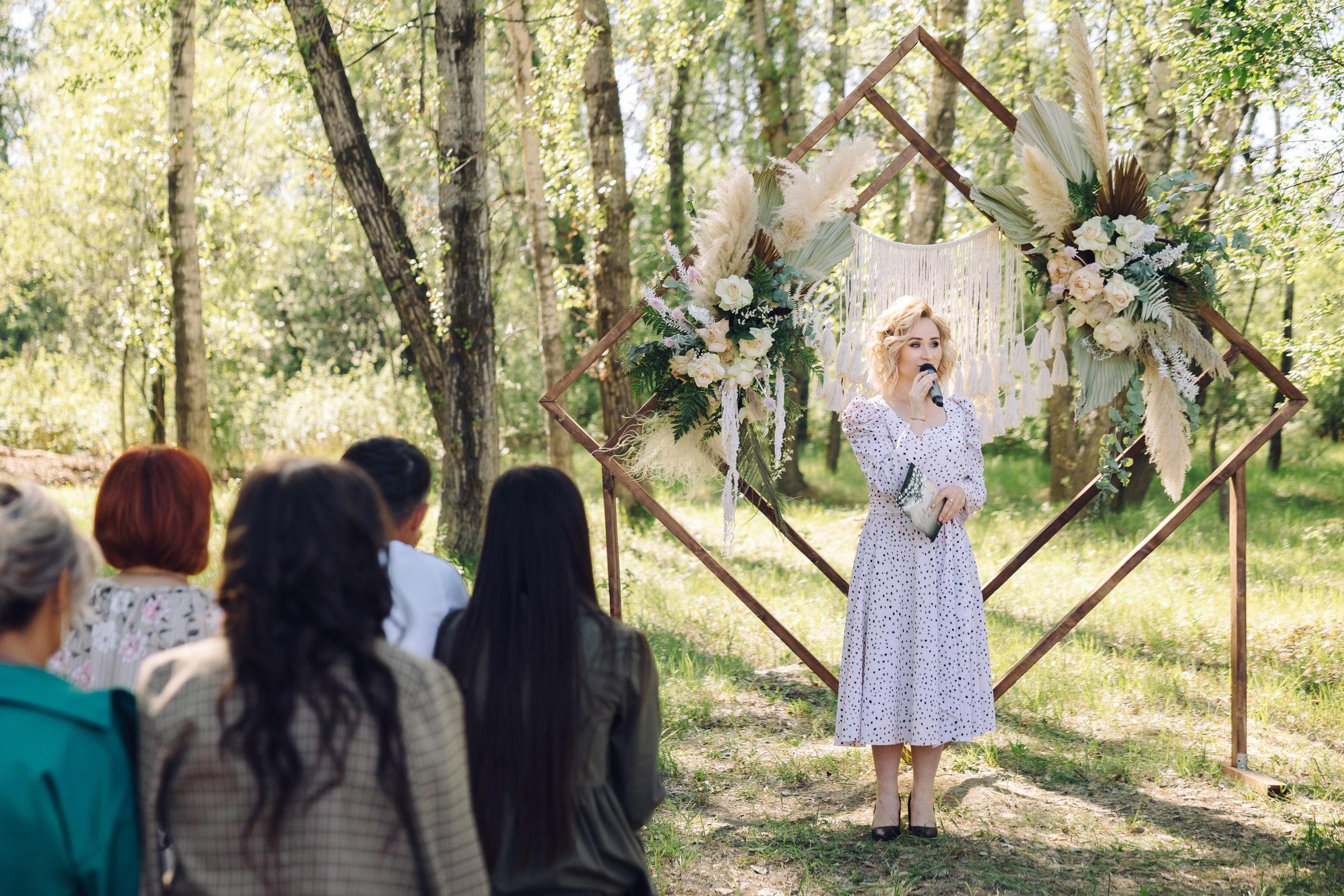 ведущая на церемонию