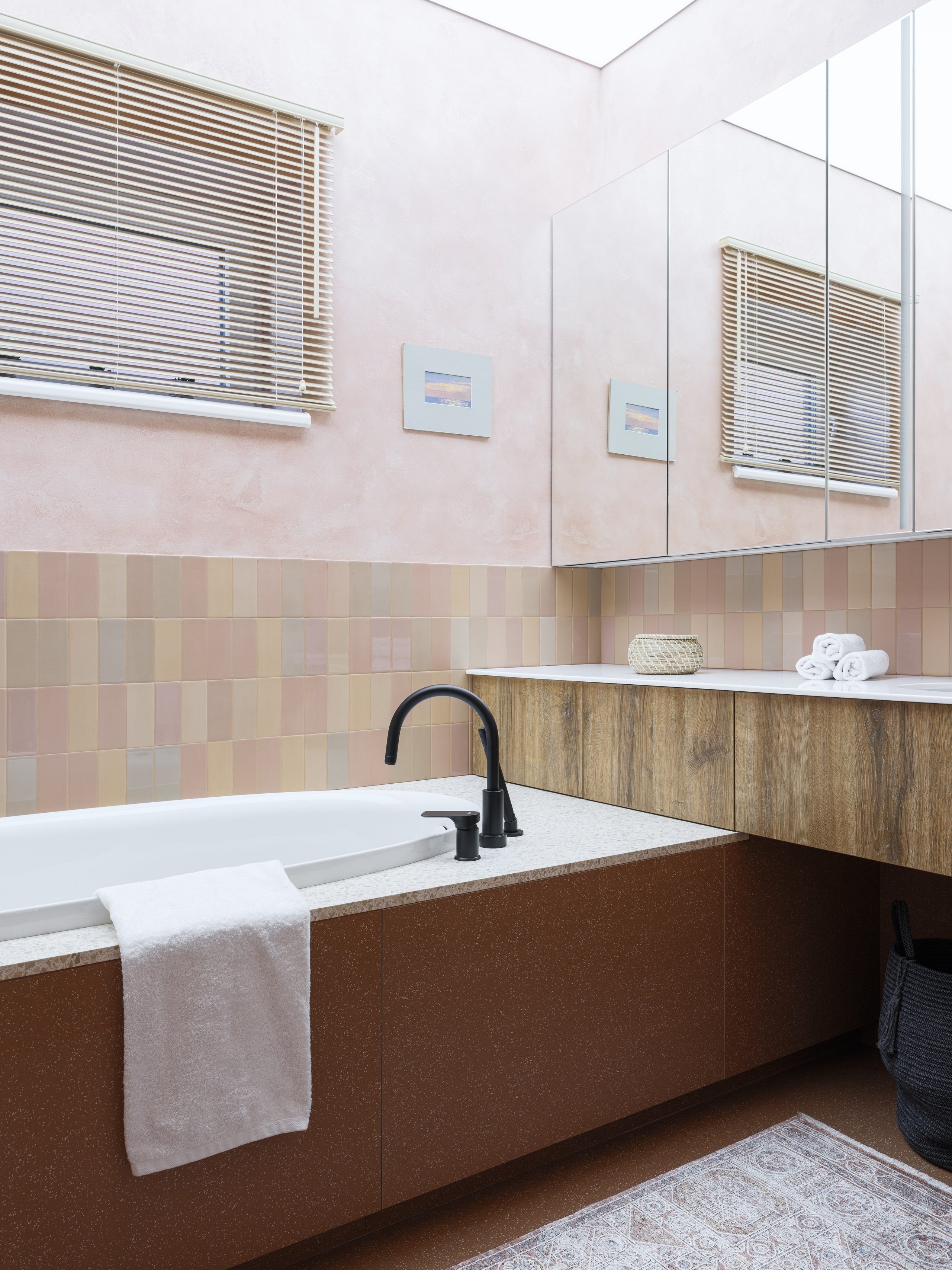 Светлая ванная комната с пастельной плиткой, встроенной ванной и чёрным смесителем, дизайн Наталии Шелепниковой, фото Сергея Денисенко, стилистика Алёны Бершацкой.