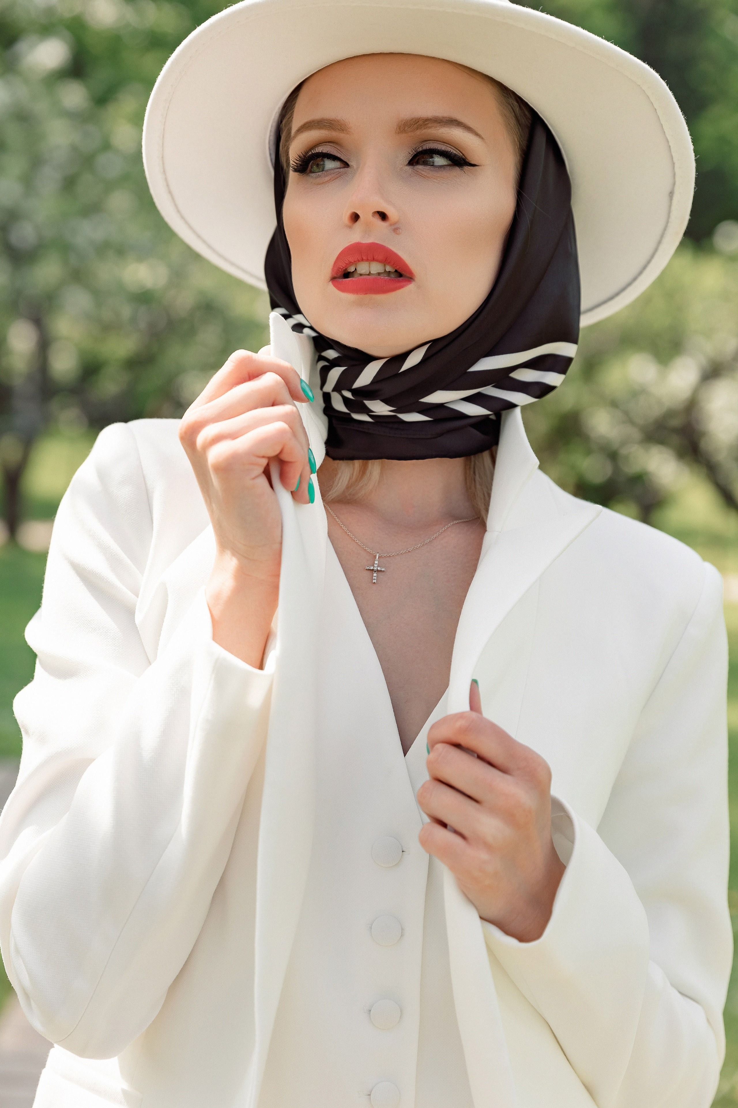 Портретная фотосессия Даши среди яблонь. Свадебный фотограф Москва