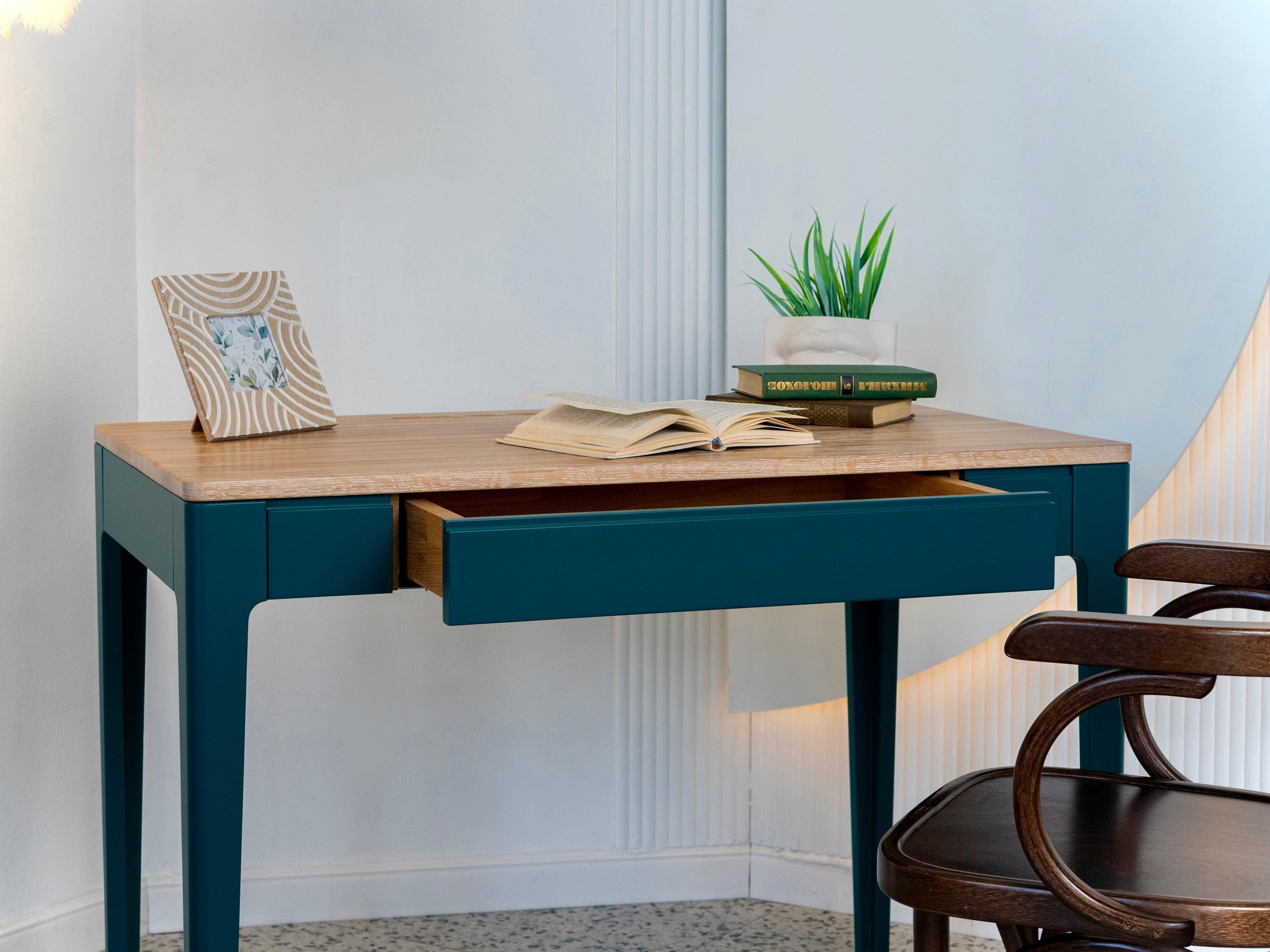 письменный стол из дуба в интерьере  / деревянный письменный стол дуб / письменный стол из массива дуба цена / дубовый стол для кабинета / письменный стол дуб натуральный / угловой письменный стол из массива дуба