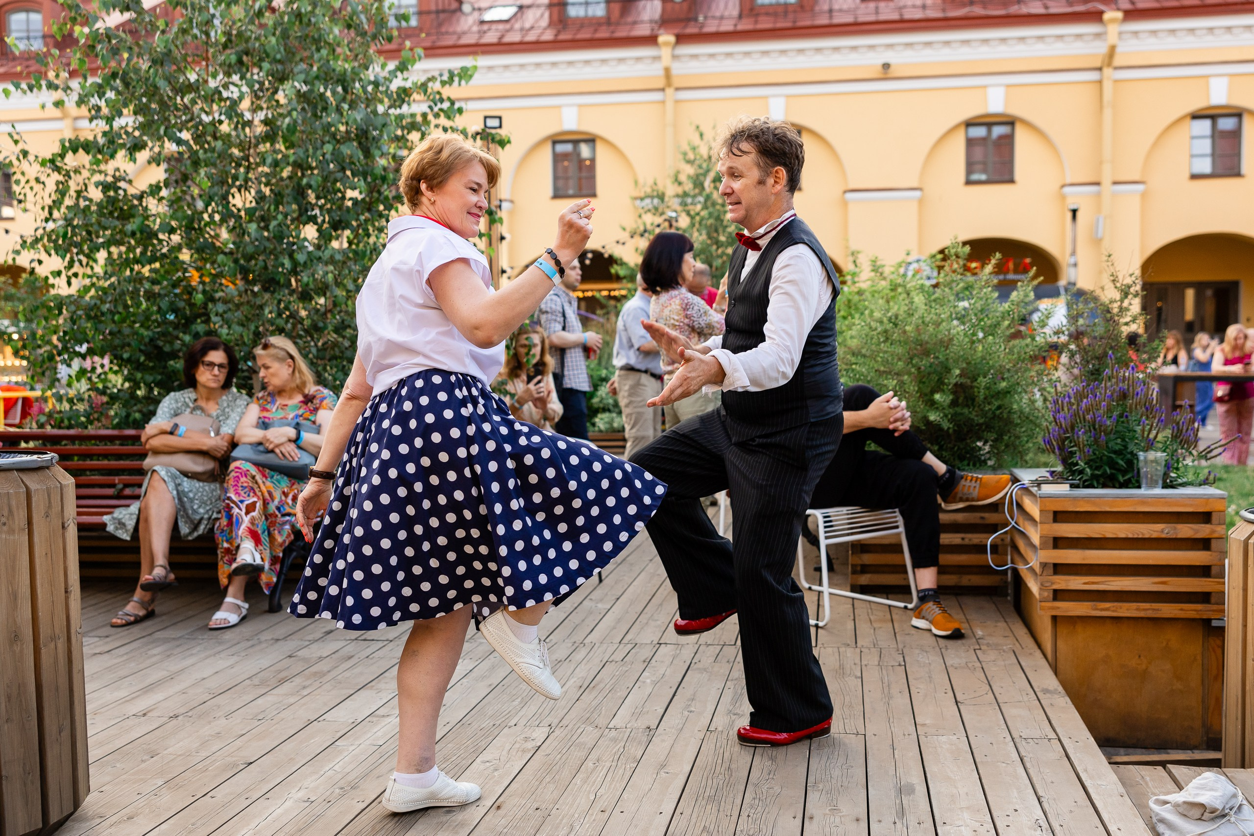 Степисты танцуют на концерте