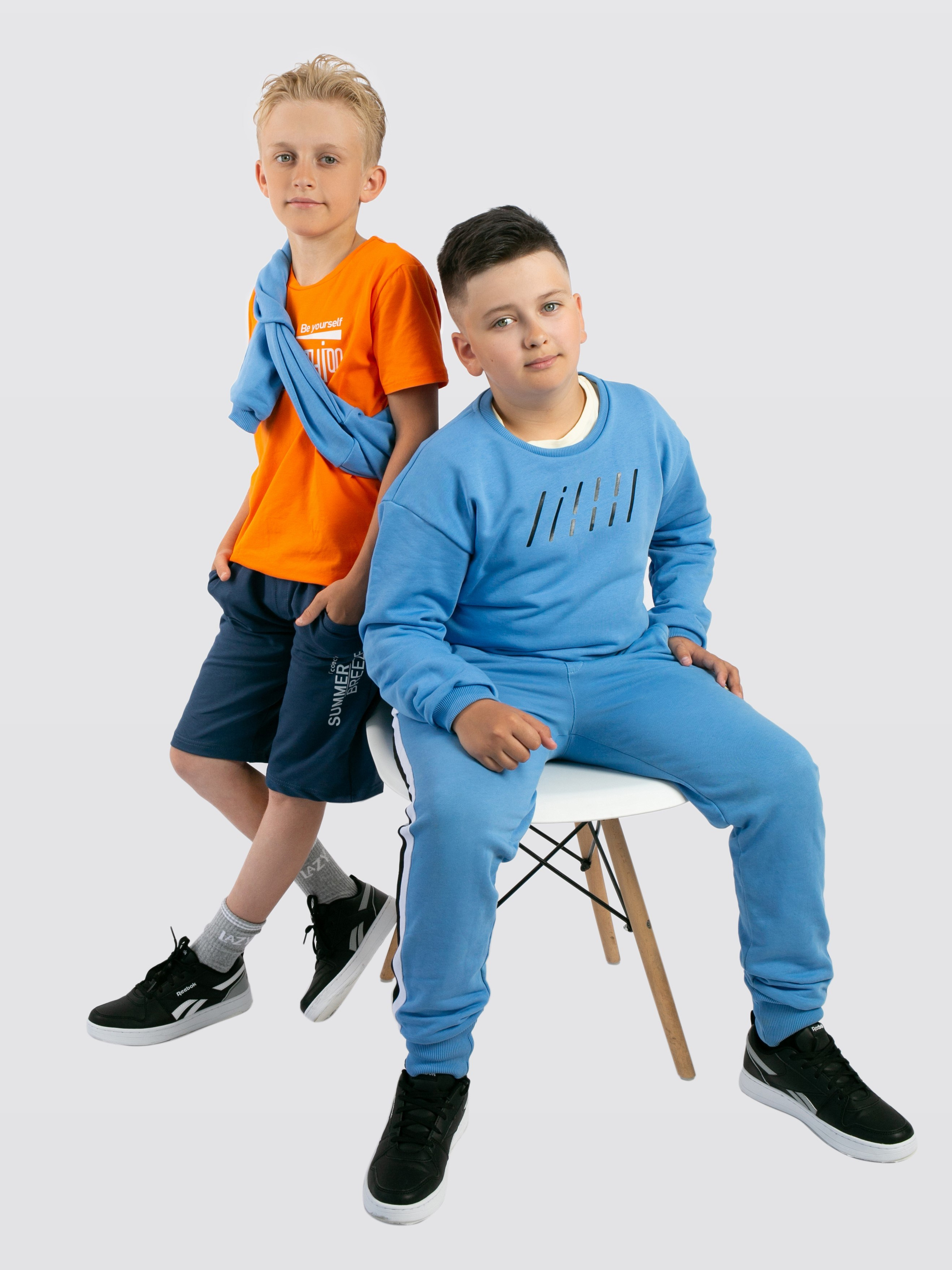 Детская одежда на белом фоне с тенями. Предметная, рекламная фотосъёмка в Орле. Предметный фотограф в Орле