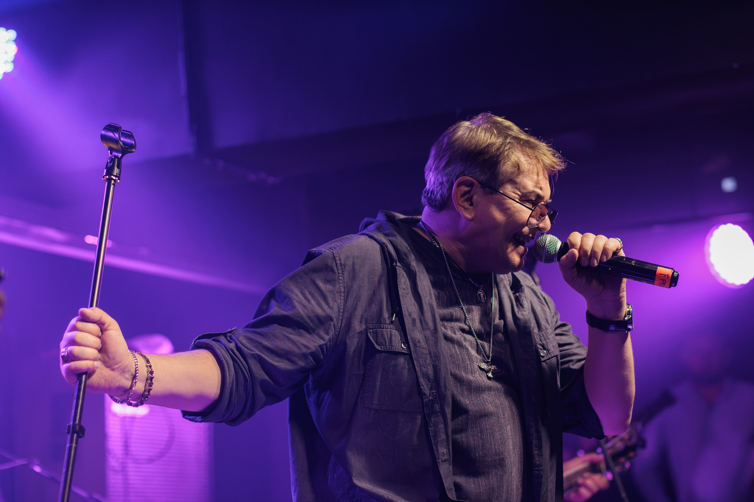 Иван Демьян и группа "7Б". Концерт в "Мумий Тролль баре" во Владивостоке 12 октября 2024 года. Портретный фотограф во Владивостоке Сергей Ефимов. #СергейЕфимовФото