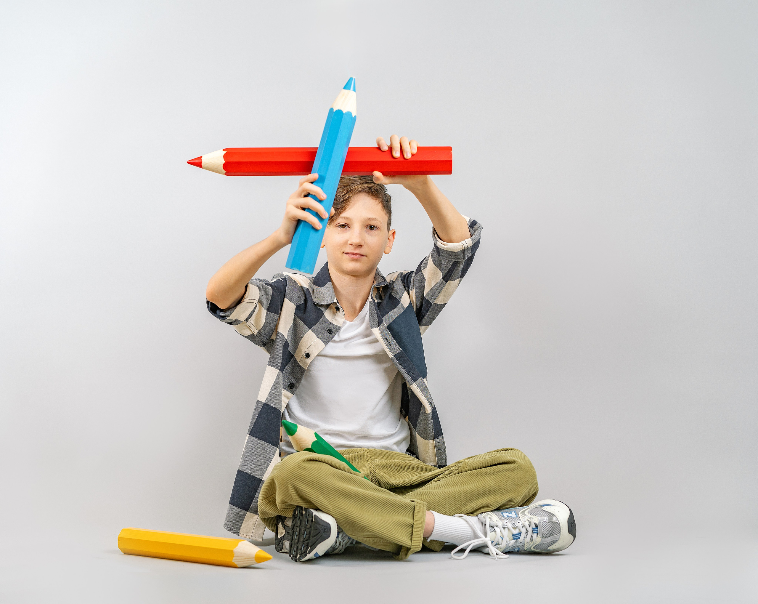 С карандашами. Школьный фотограф и фотограф в детском саду